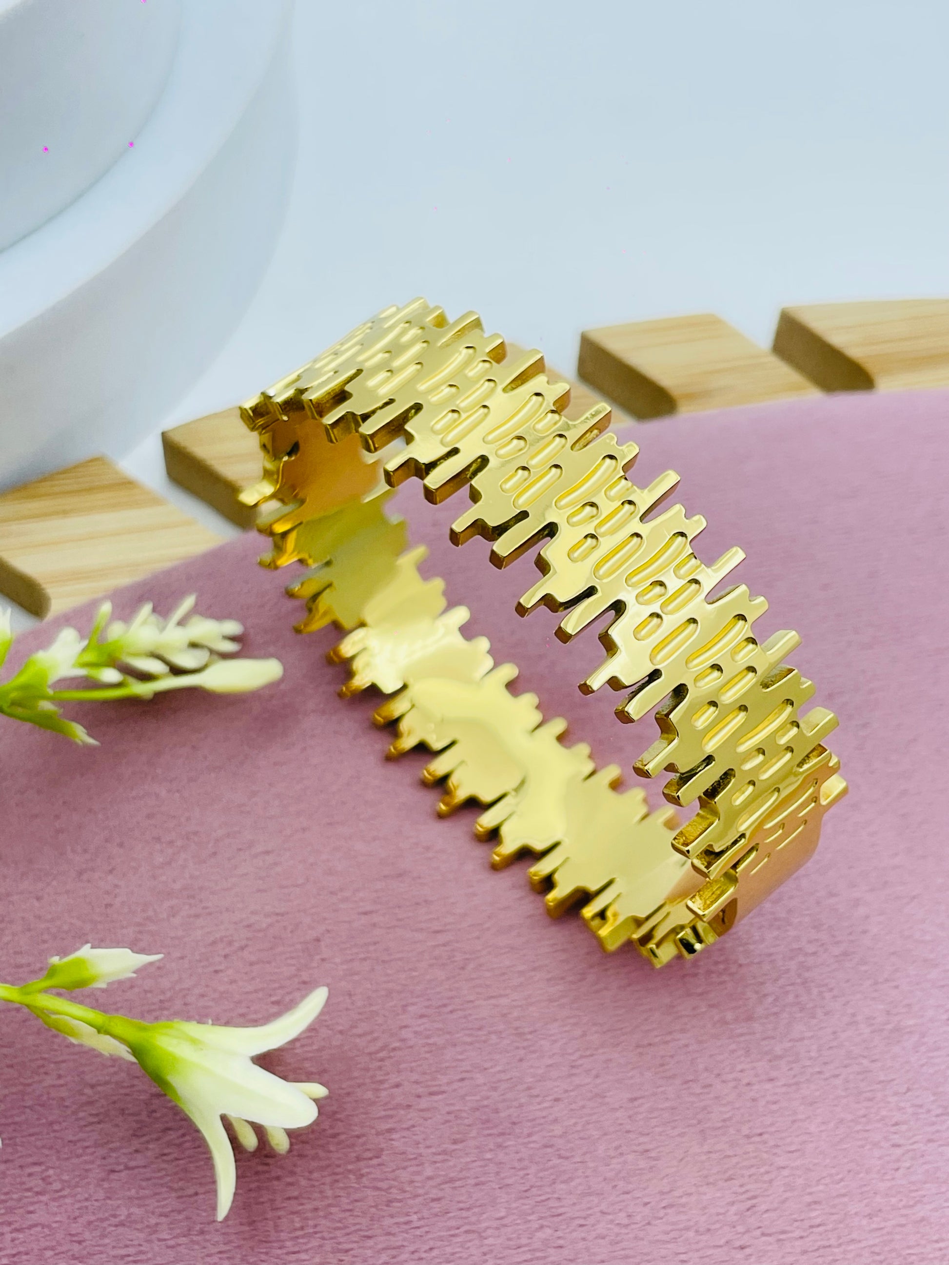 Stylish Geometric Gold Band Bracelet
