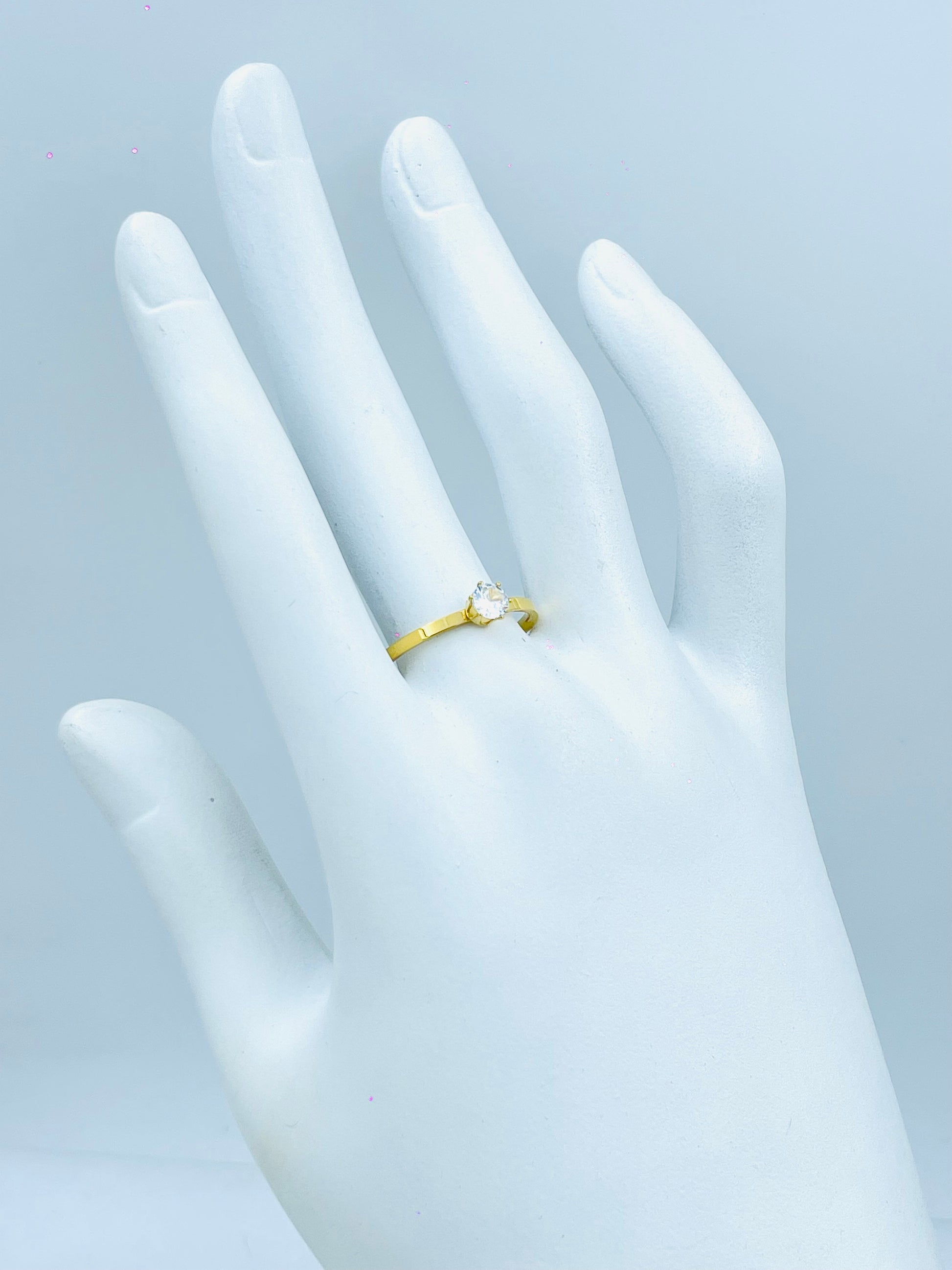 Elegant Gold Solitaire Engagement Ring with Diamond