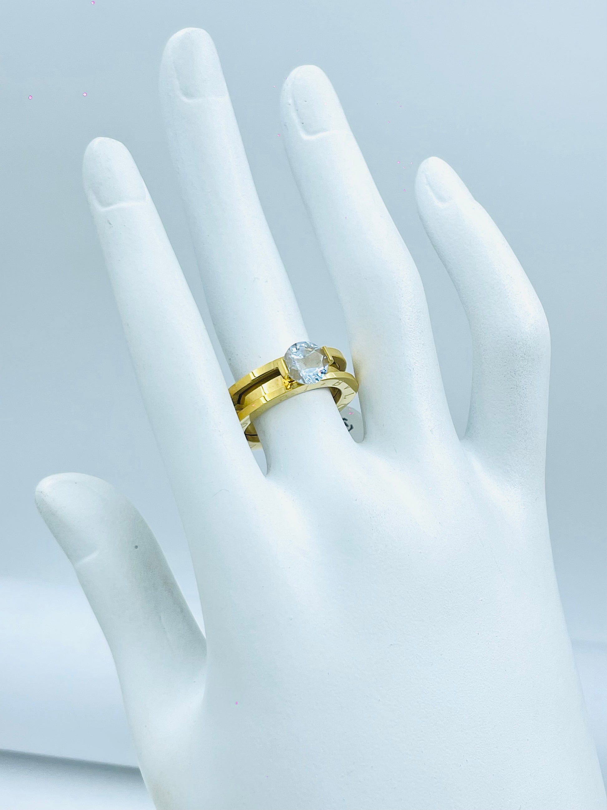 Elegant Gold Engagement Ring with Solitaire Diamond