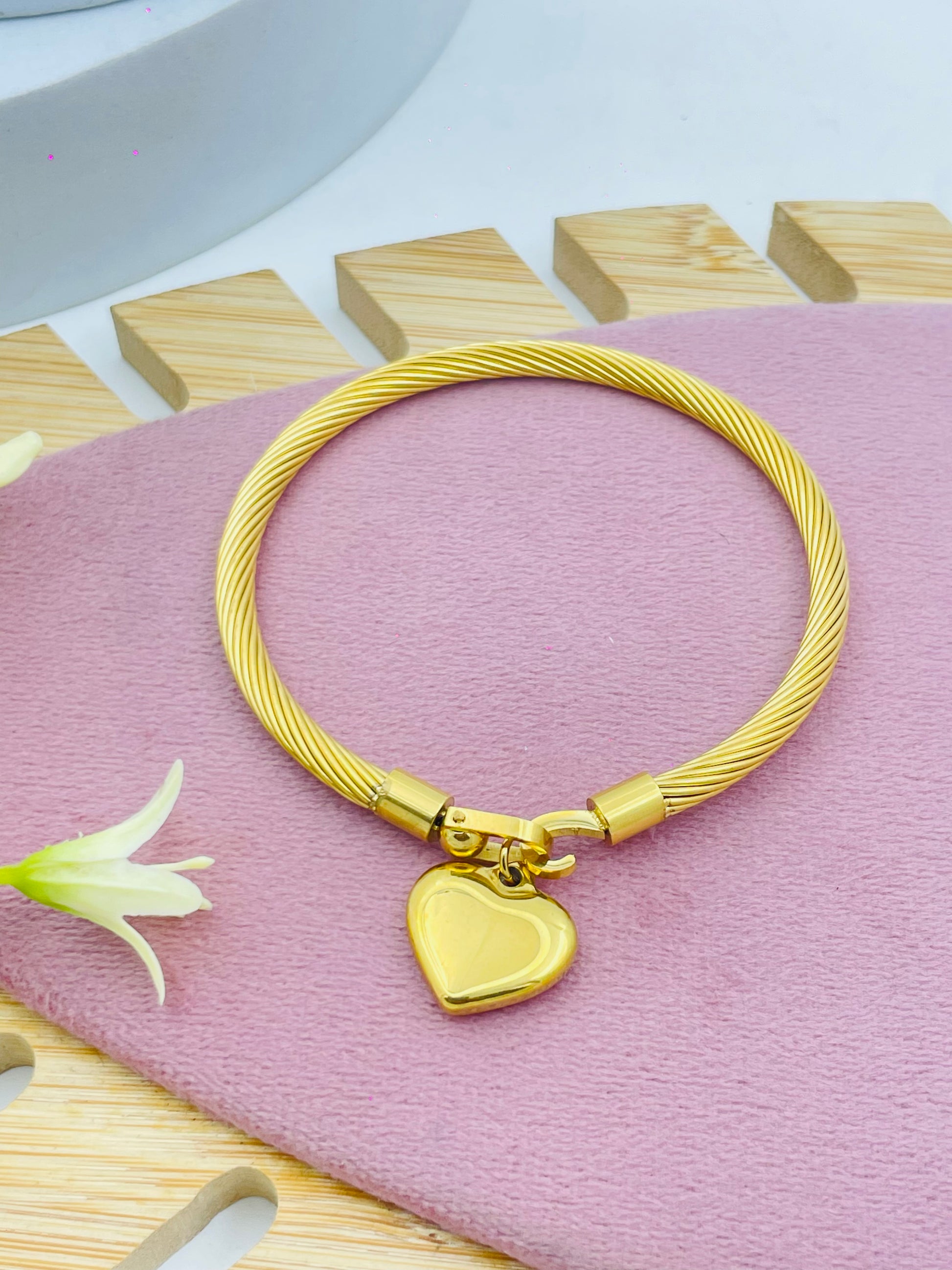 Elegant Gold Heart Charm Bracelet