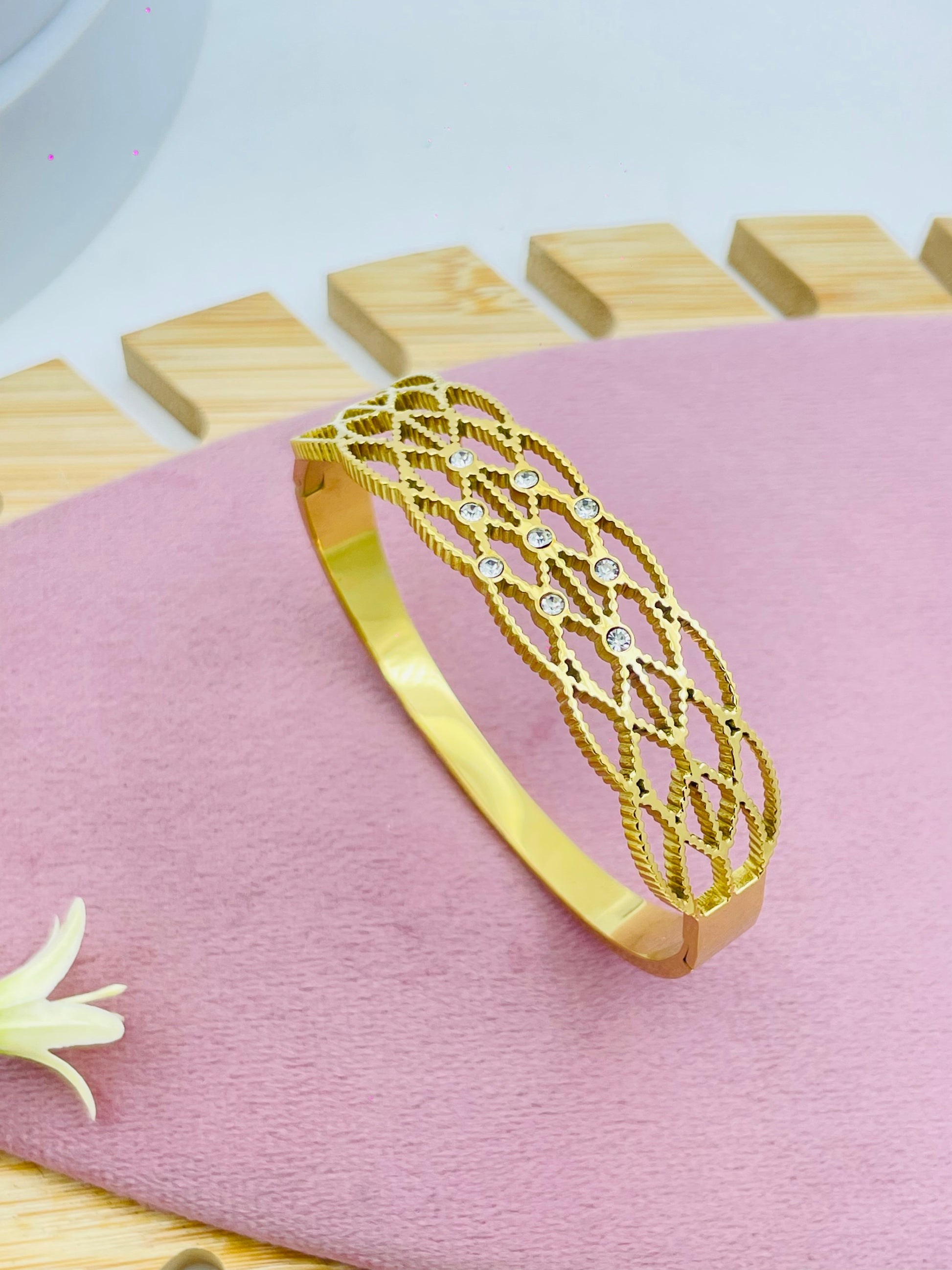 Elegant GoldPlated Diamond Pattern Bracelet