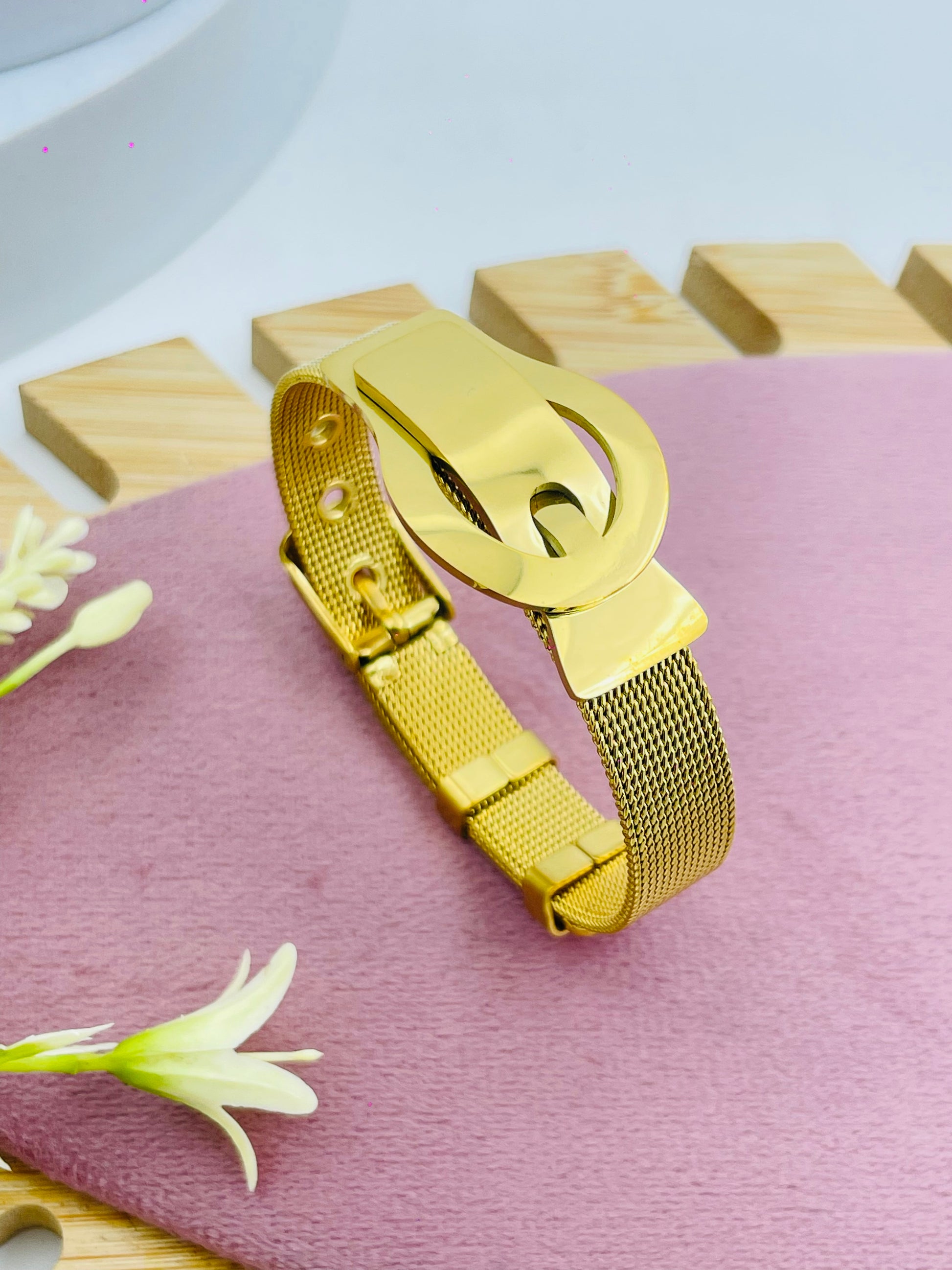 Elegant Gold Mesh Wristwatch