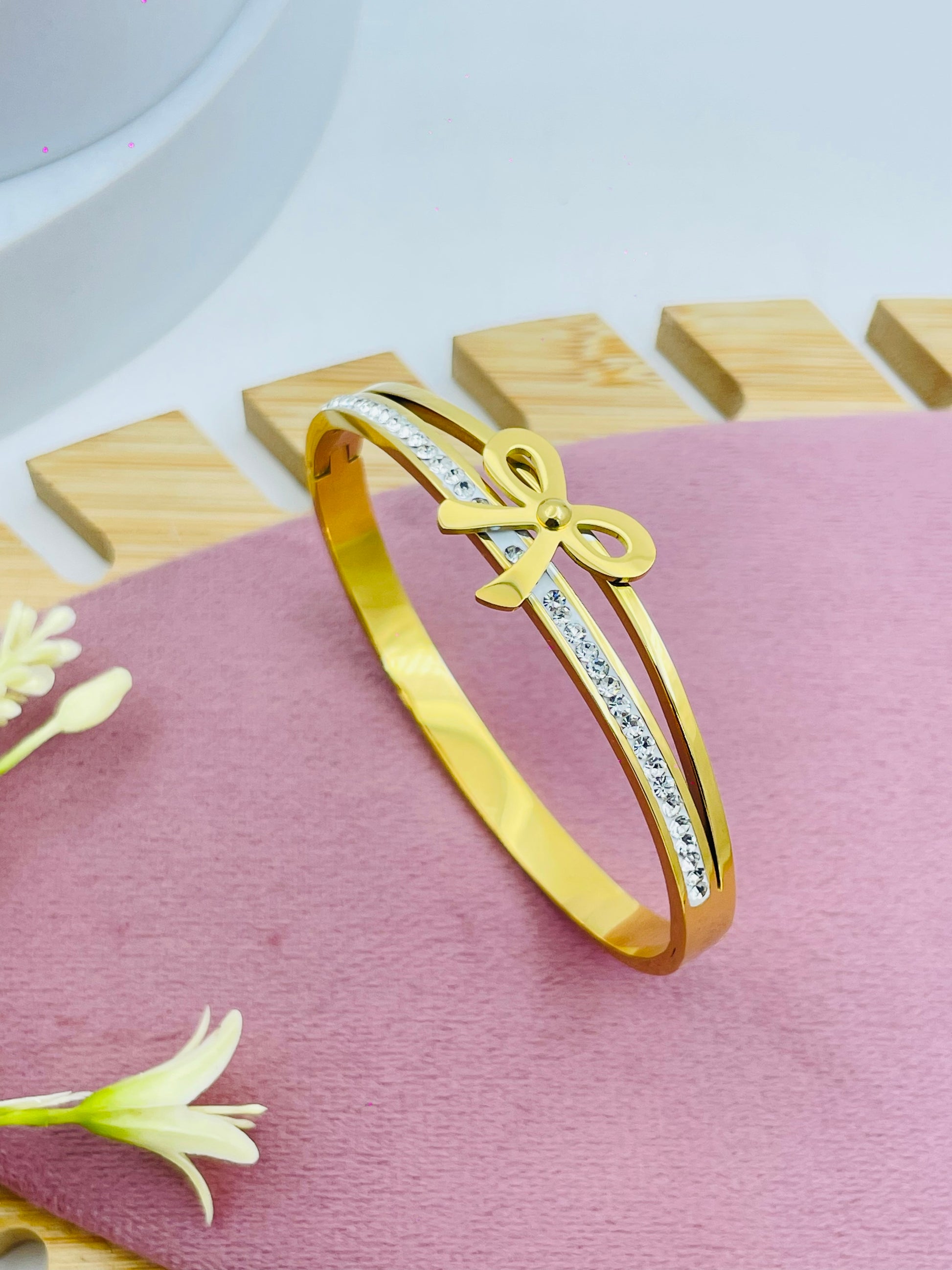 Stylish Elegant Bow Design Gold Bangle