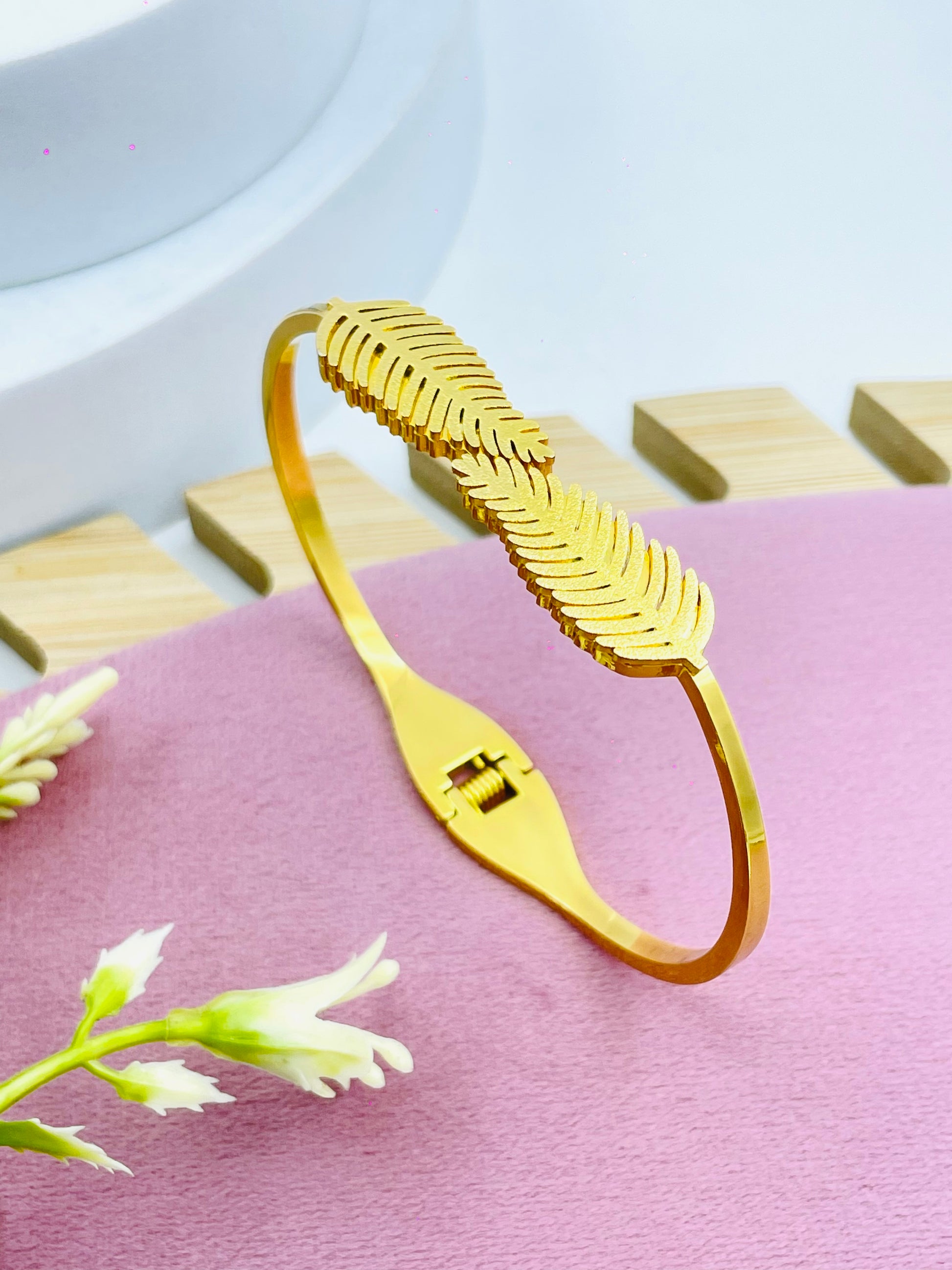 Elegant Gold Leaf Bracelet  Stylish Jewelry for Any Occasion
