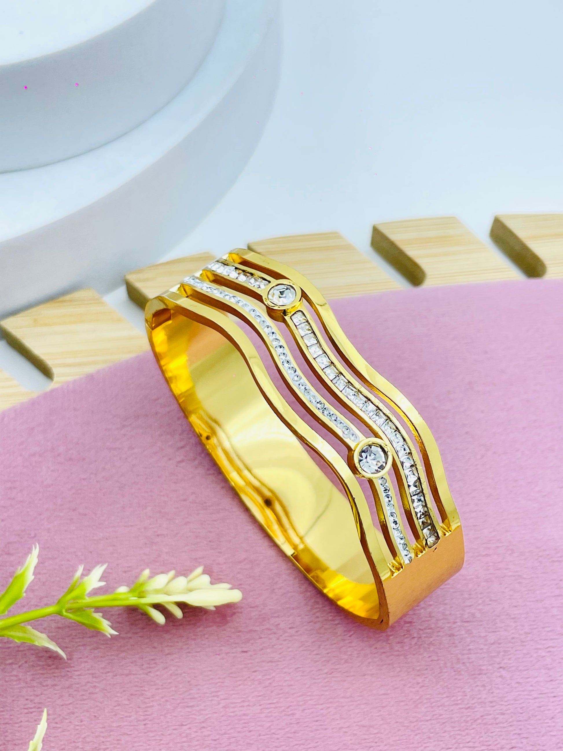 Elegant Gold and Diamond Wave Bracelet