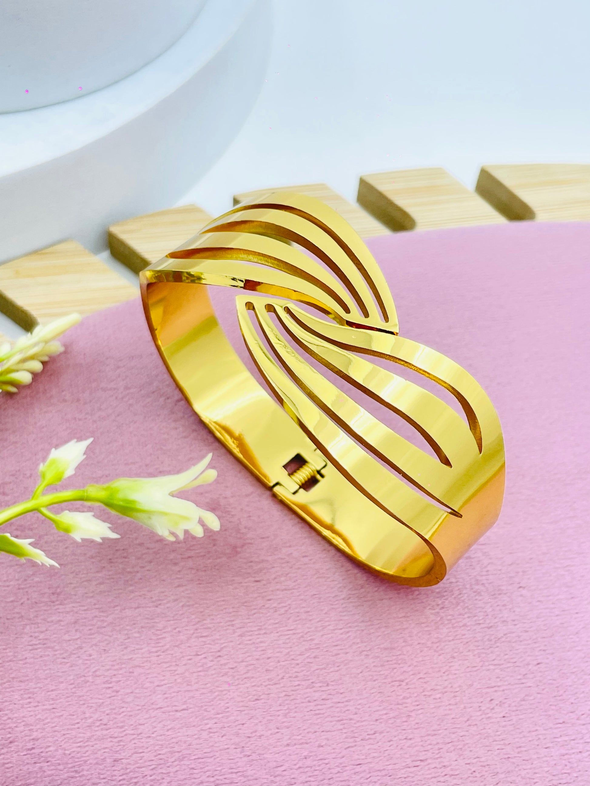 Elegant Gold Openwork Bracelet  Stylish Accessory