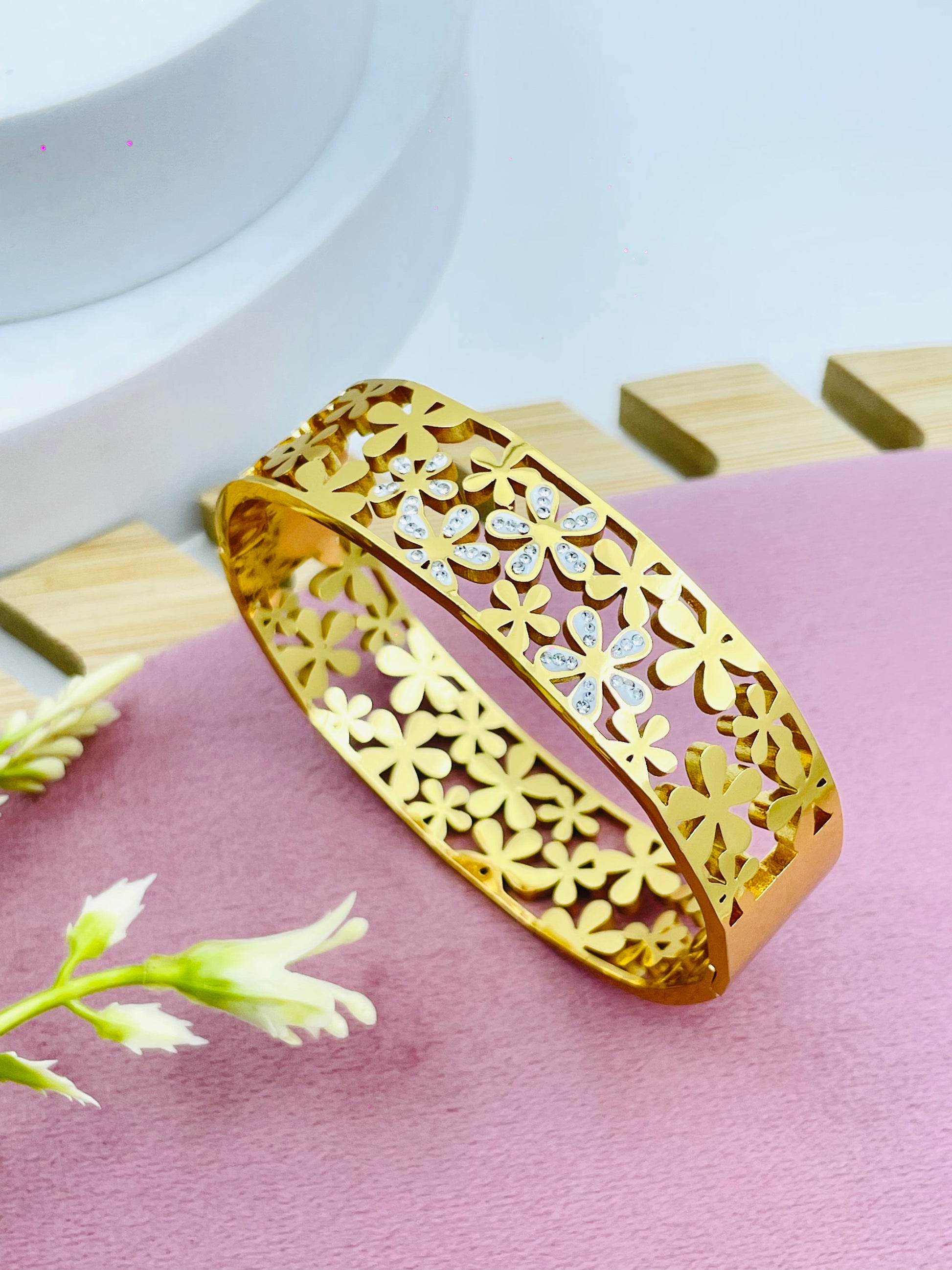 Elegant Floral Gold Bangle with Intricate Design