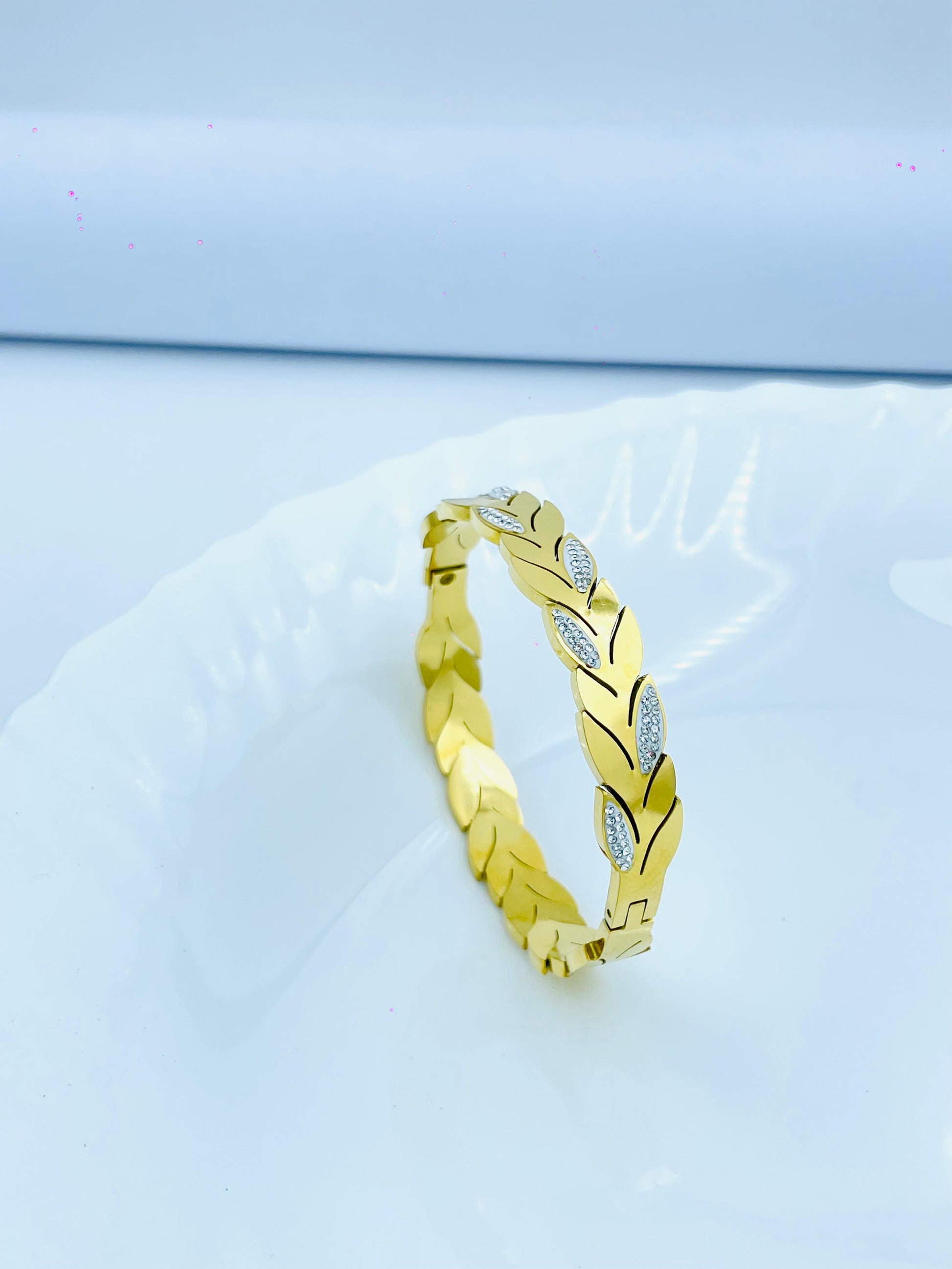 Gold Leaf Pattern Bracelet – Elegant Anti-Tarnish Design