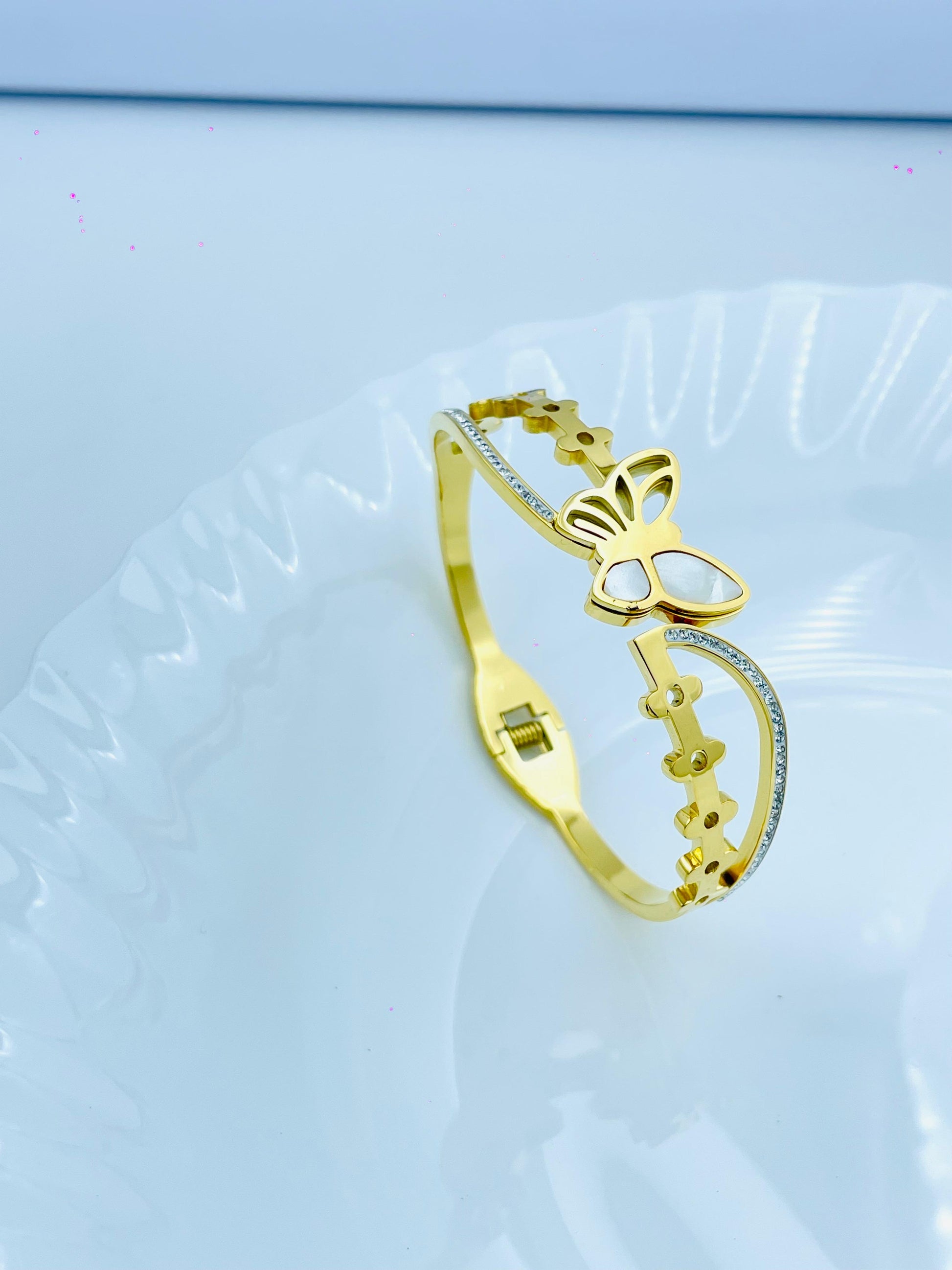 Elegant Butterfly Gold Bracelet – Anti-Tarnish with Pearl & Crystal Accents