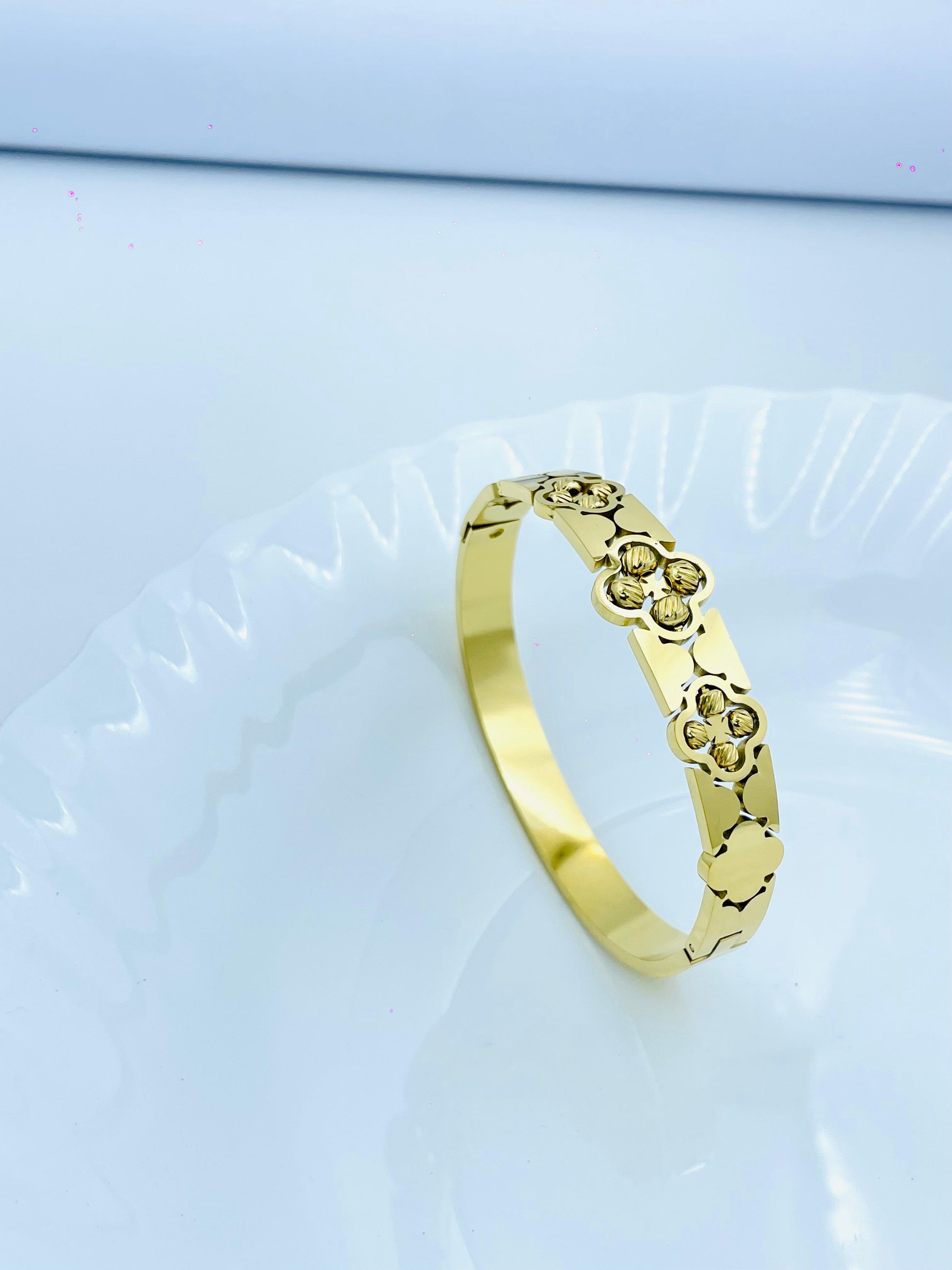 Floral Pattern Gold Bracelet – Sleek Anti-Tarnish