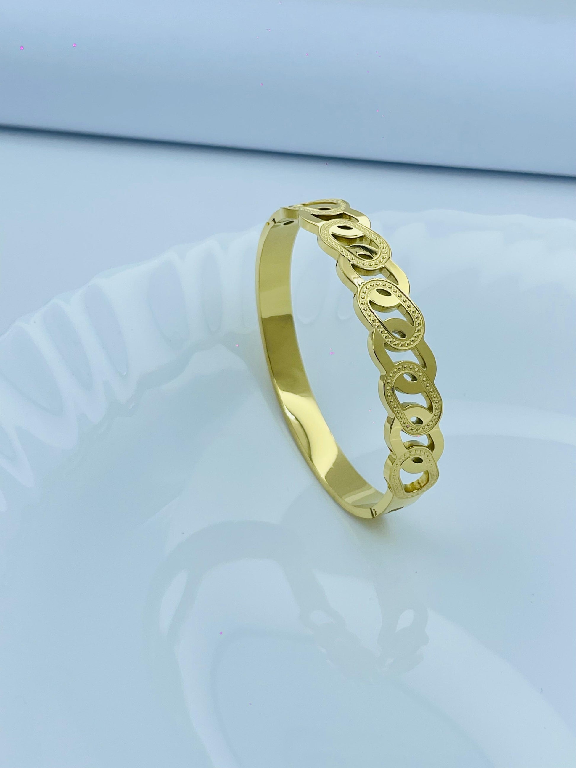 Bold Gold Bracelet with Oval Link Design | Modern & Anti-Tarnish Finish