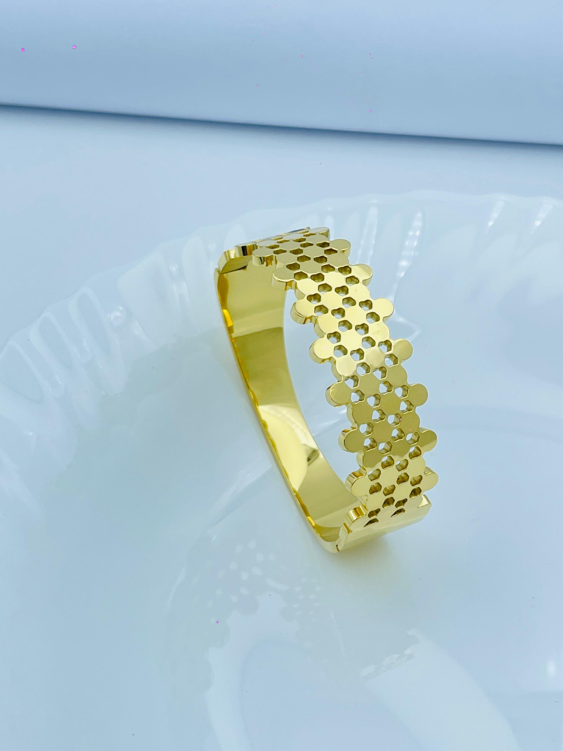 Premium Anti-Tarnish Gold Plated Bracelet – Stylish Honeycomb Design