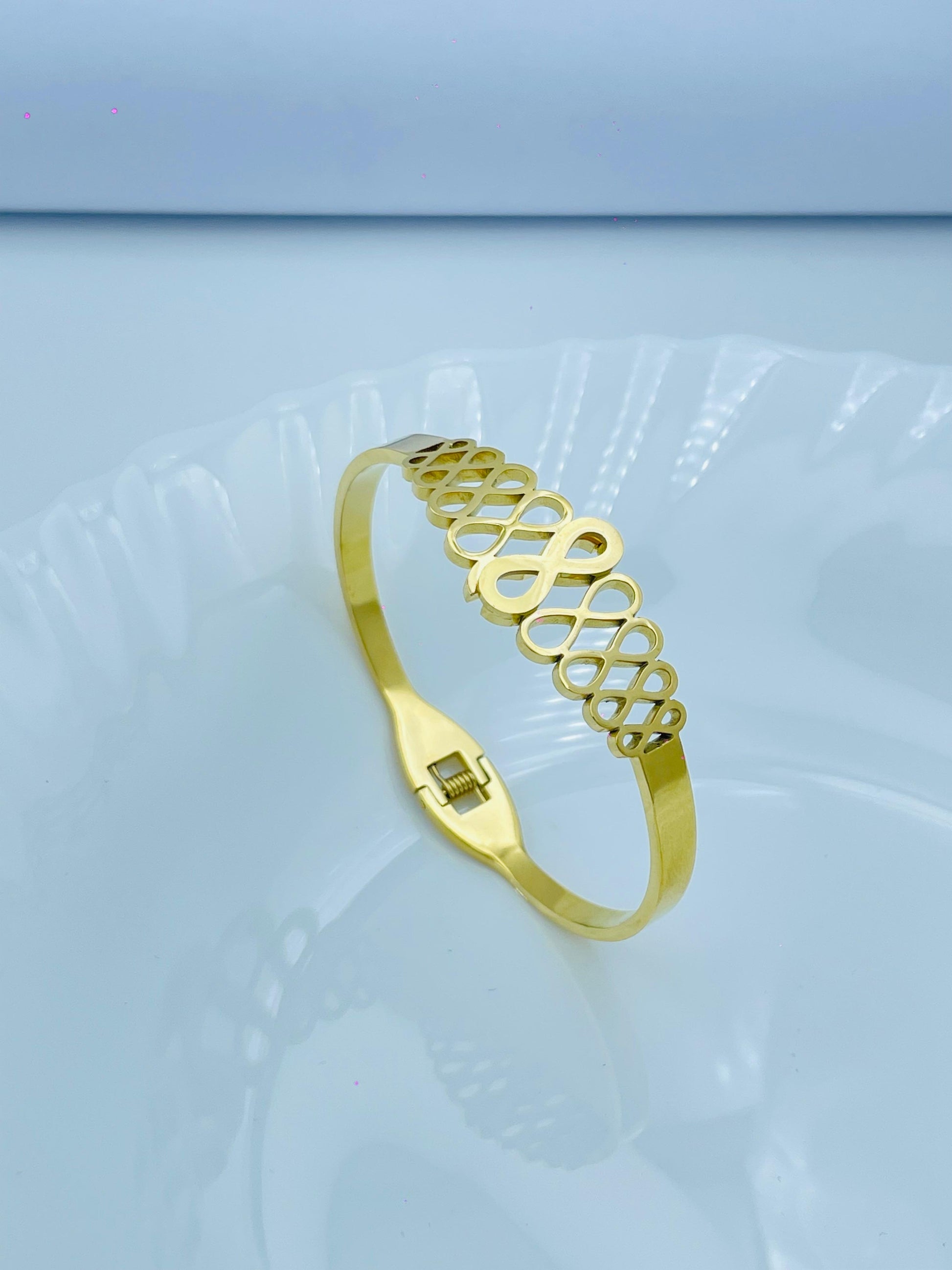 Elegant Gold Bracelet with Intricate Infinity Design
