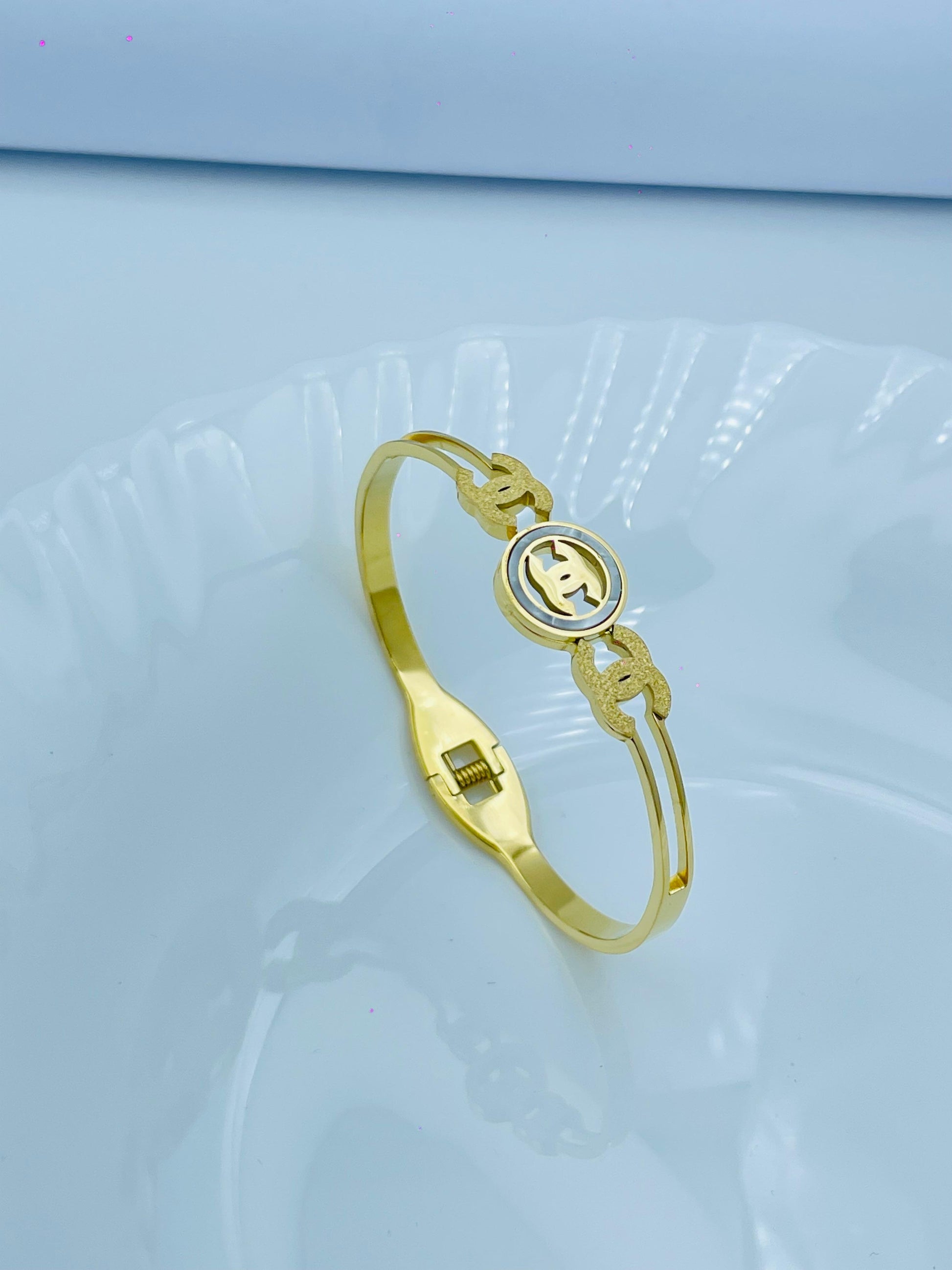 Elegant Anti-Tarnish Gold Bracelet with Dual-Tone Designer Emblem