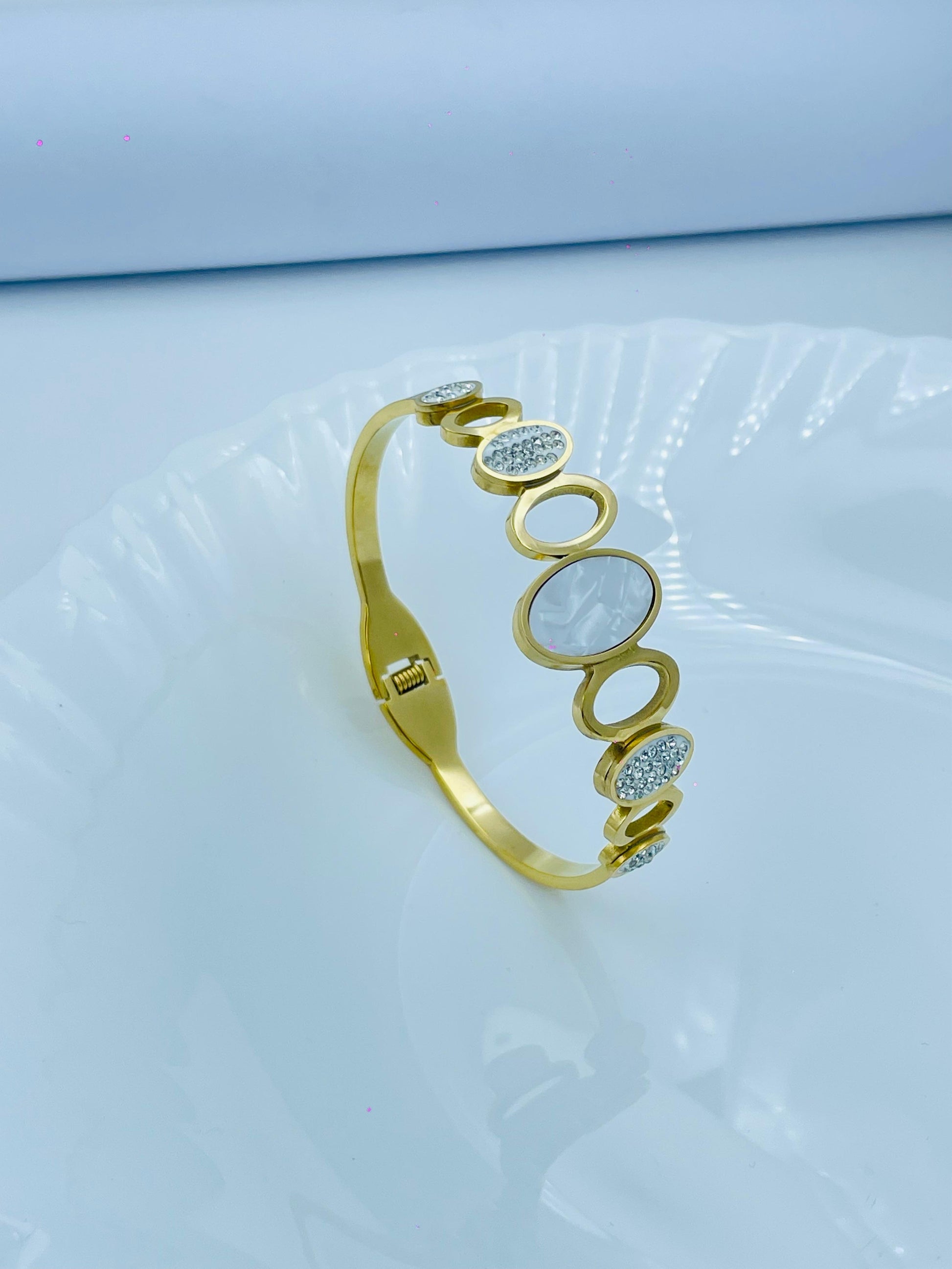 Chic Anti-Tarnish Gold Bracelet with Crystal & Enamel Circle Design
