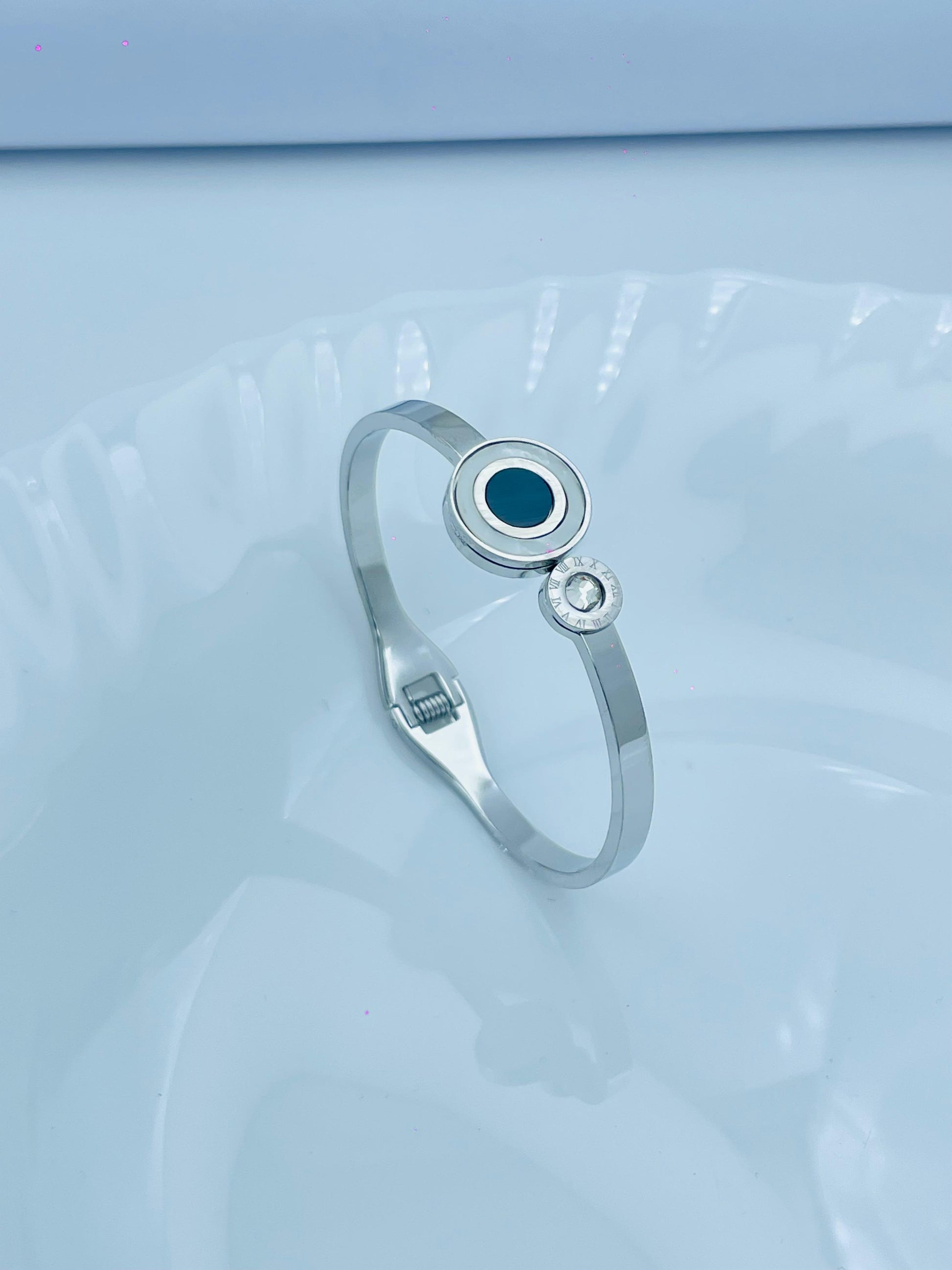 Modern Silver Anti-Tarnish Bracelet with Circle Charm – Sleek & Stylish