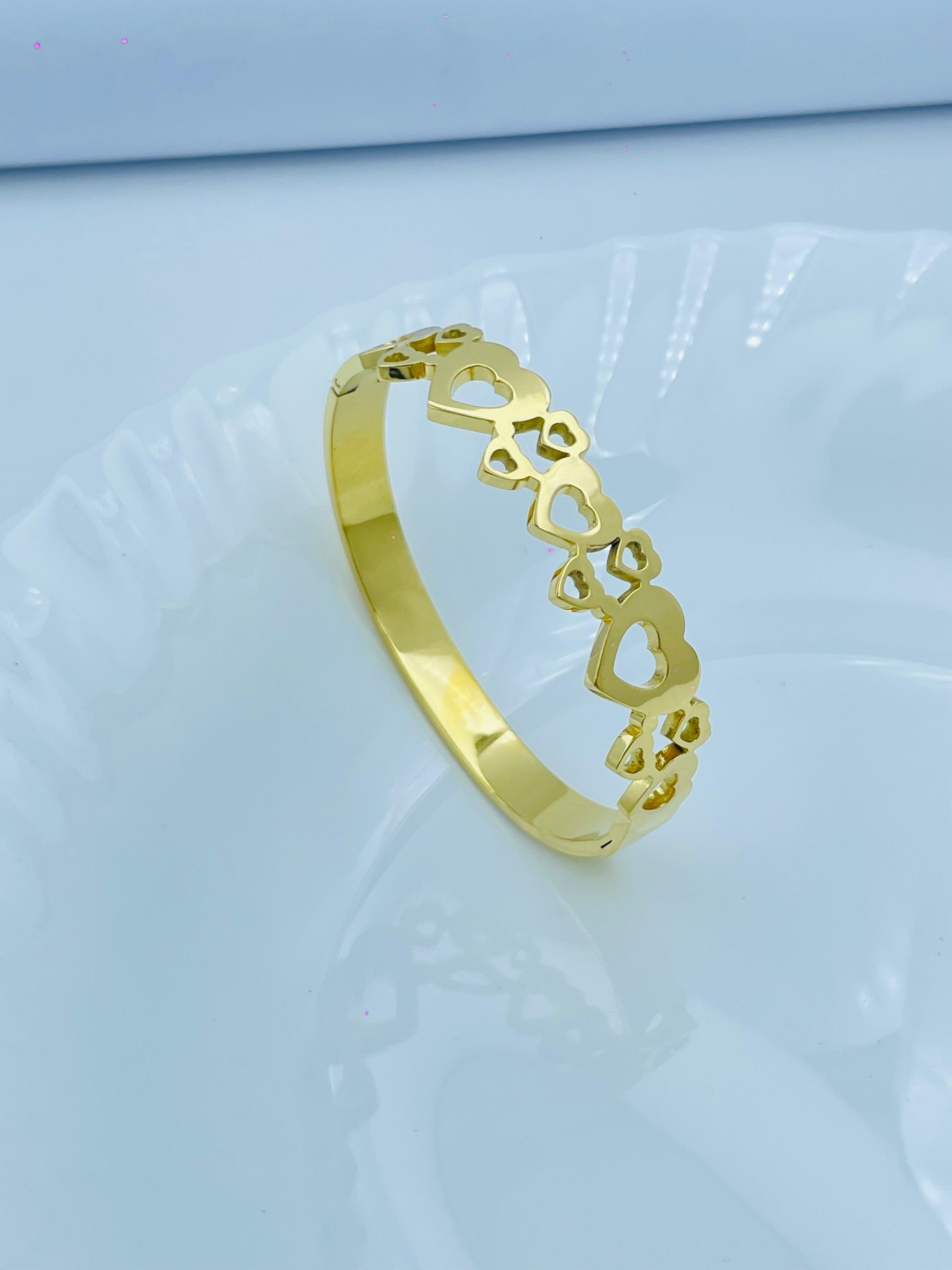 Chic Gold Anti-Tarnish Bracelet with Heart Cut-Outs – Romantic & Durable