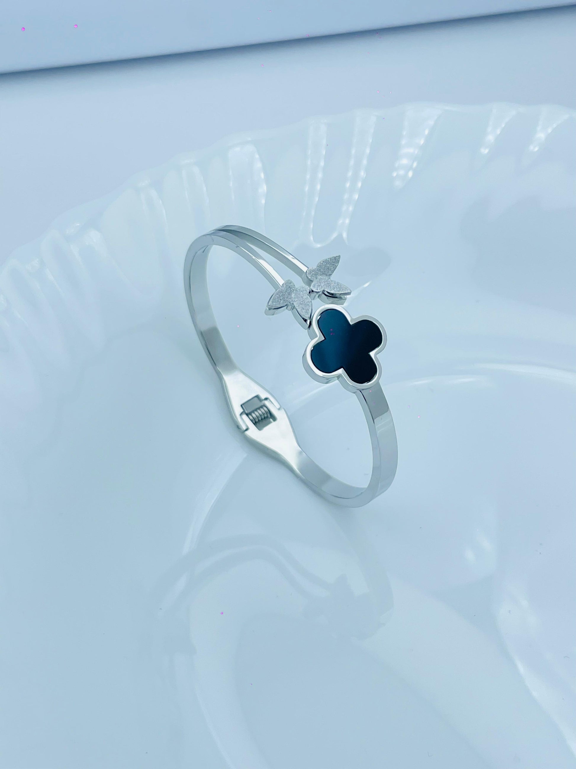 Chic Anti-Tarnish Silver Bracelet with Floral Charm and Butterfly Detail