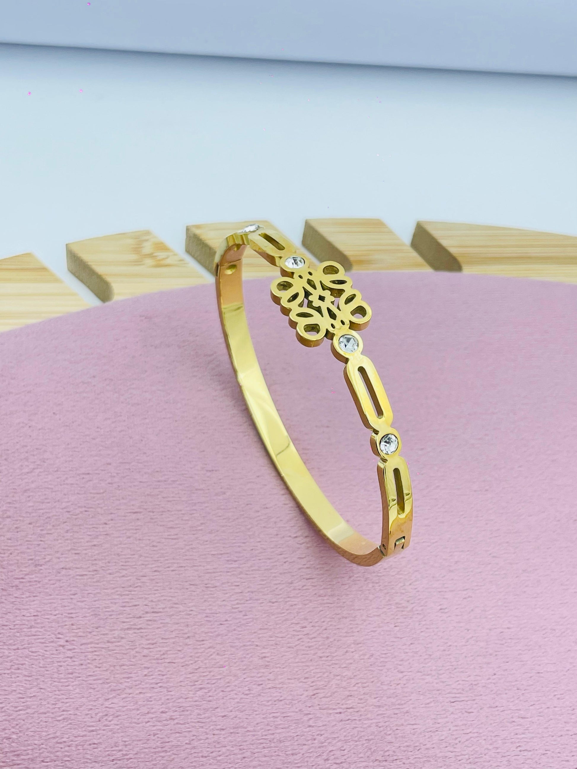 Floral Pattern Bracelet with Diamonds