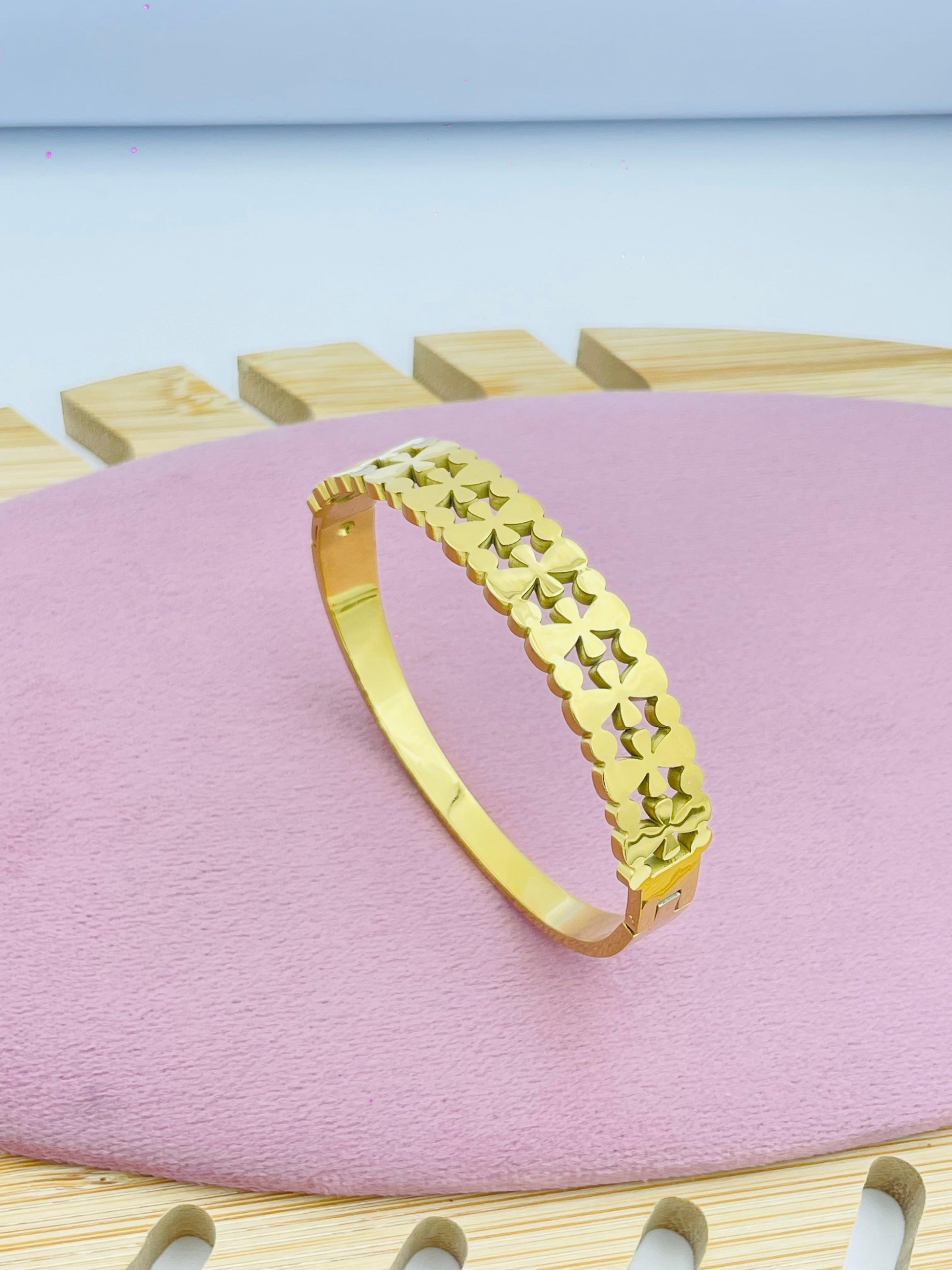 Gold-Plated Bracelet with Floral Design – Elegant and Timeless