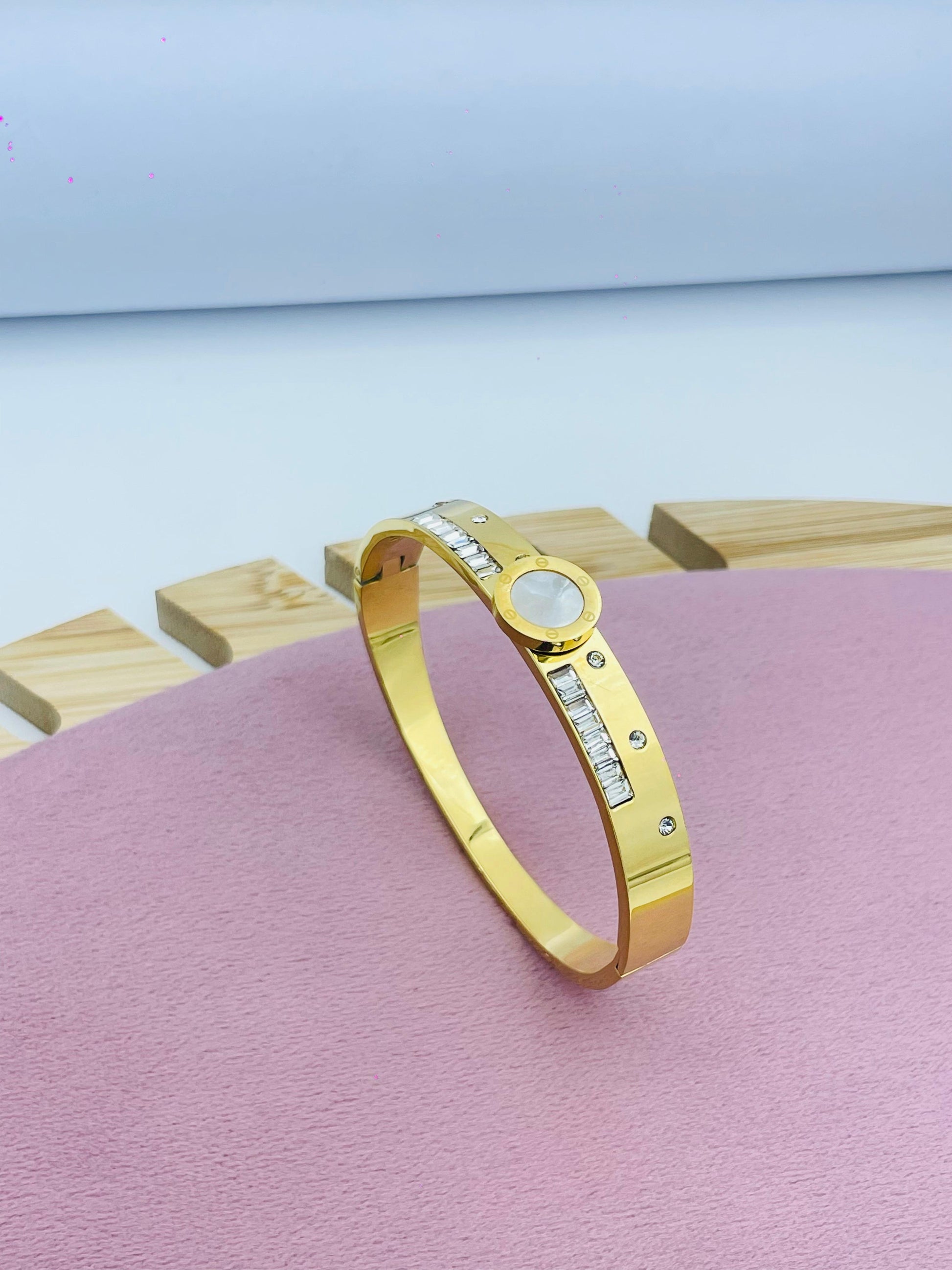Gold-Plated Bracelet with Crystals – Sleek Design with a Touch of Sparkle
