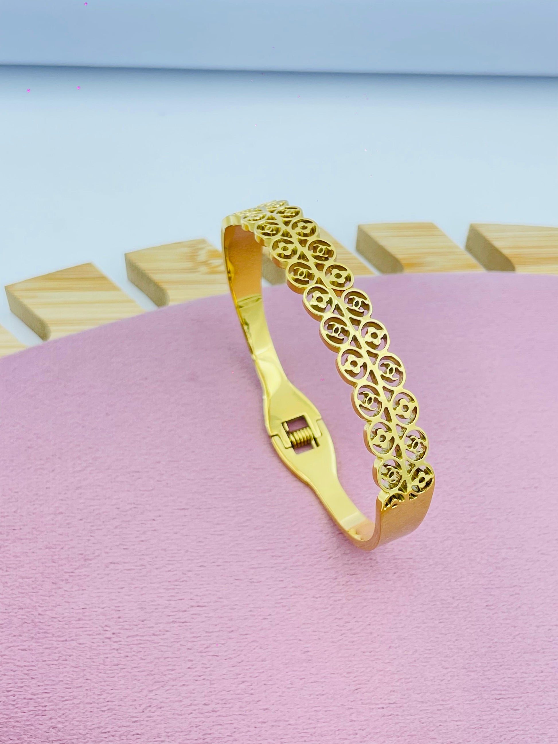 Gold-Plated Lattice Design Bracelet - Chic and Timeless Accessory
