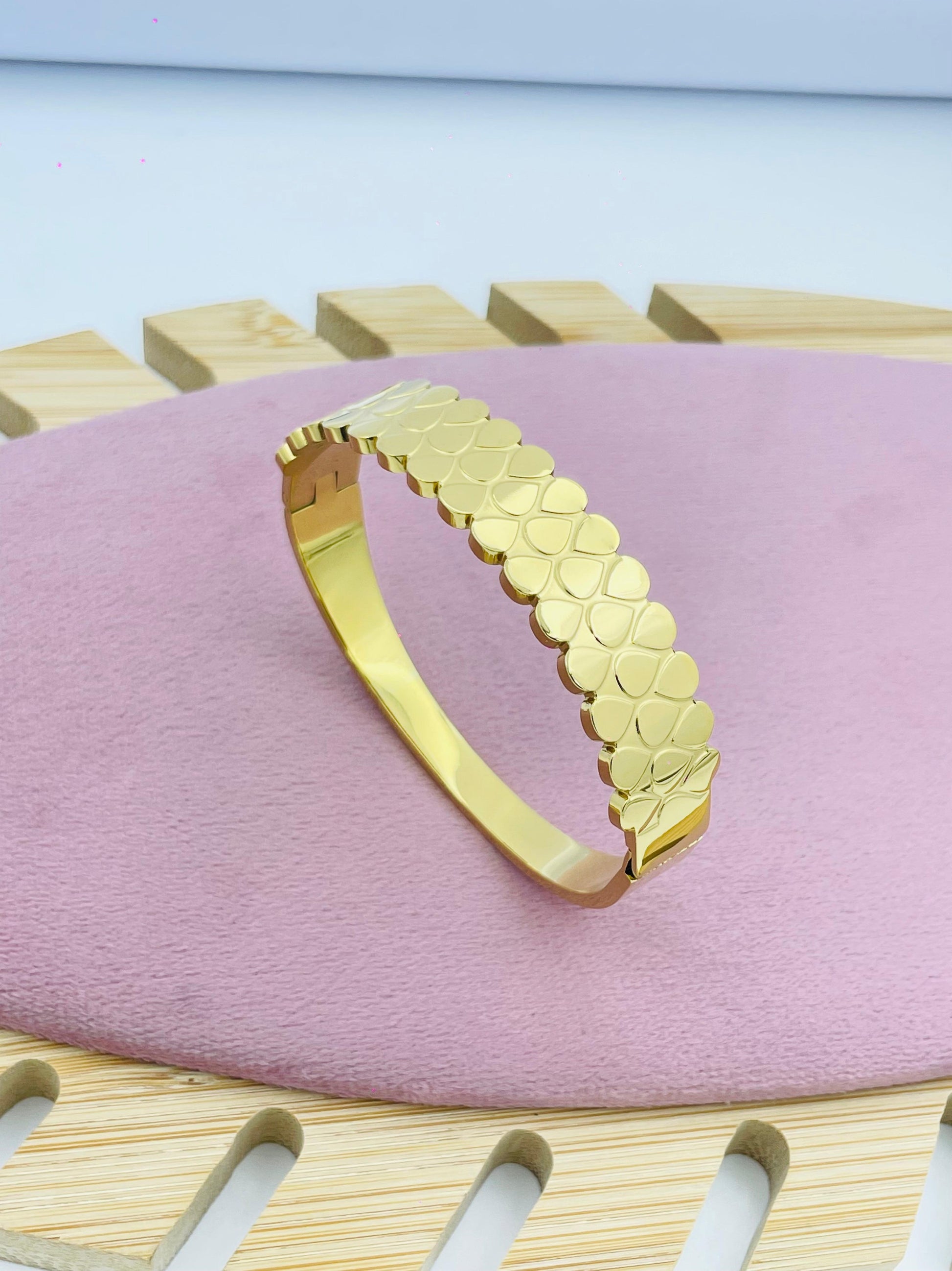 Gold-Plated Scales Design Bracelet - Stylish Accessory for Any Look