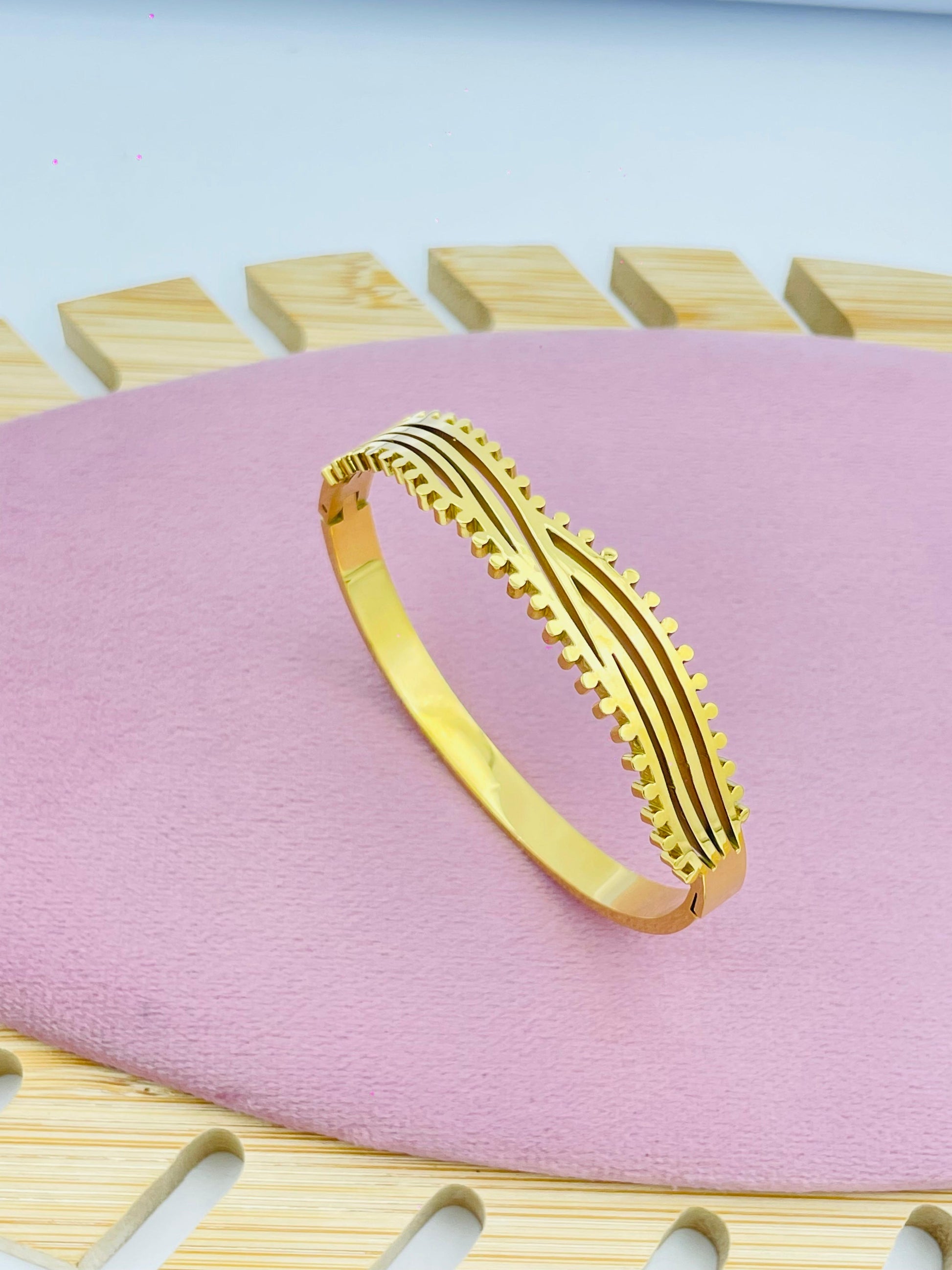 Gold-Plated Wave Design Bracelet - Stylish and Versatile Accessory