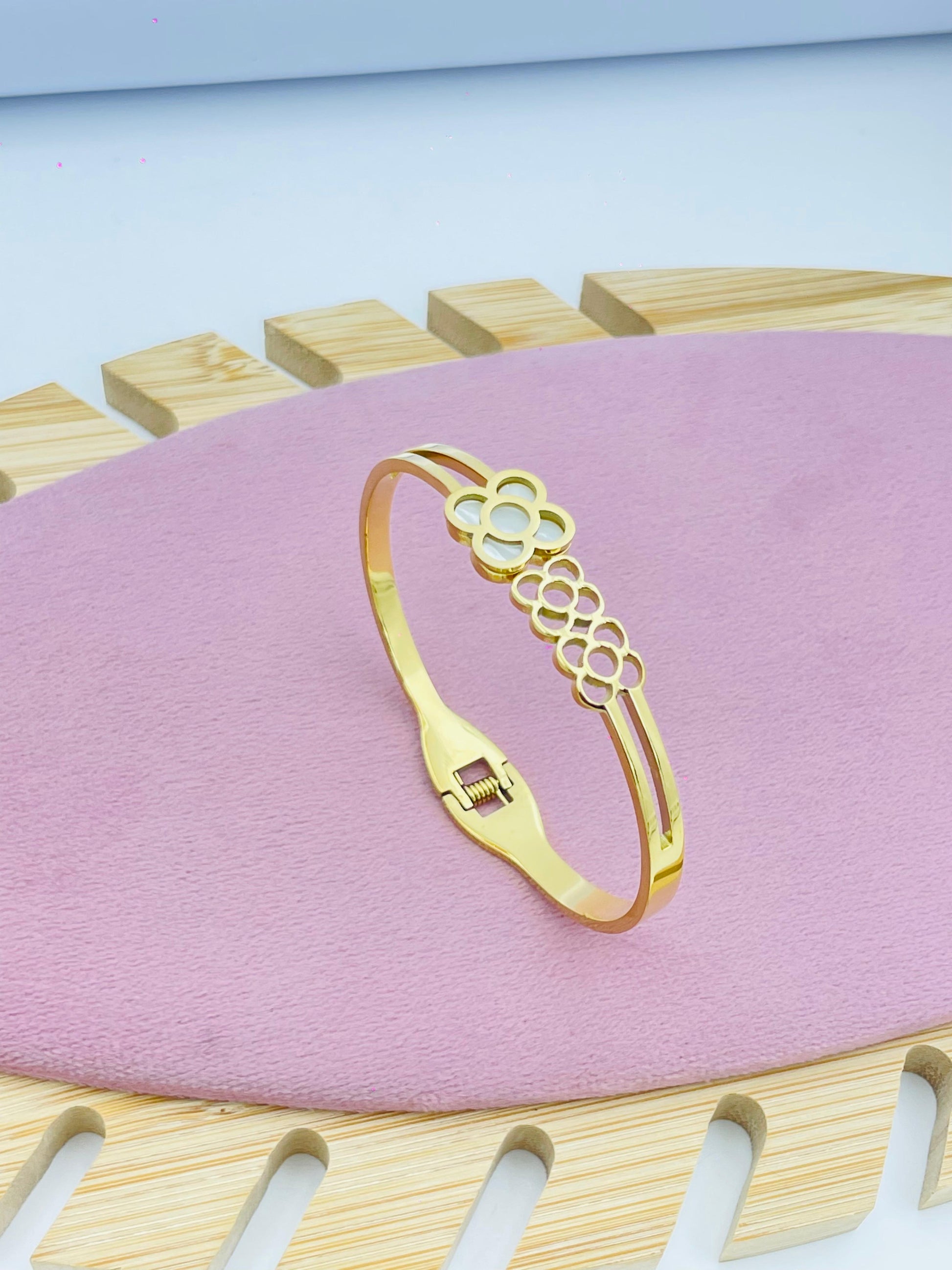 Floral Design Bracelet with Minimalist Appeal