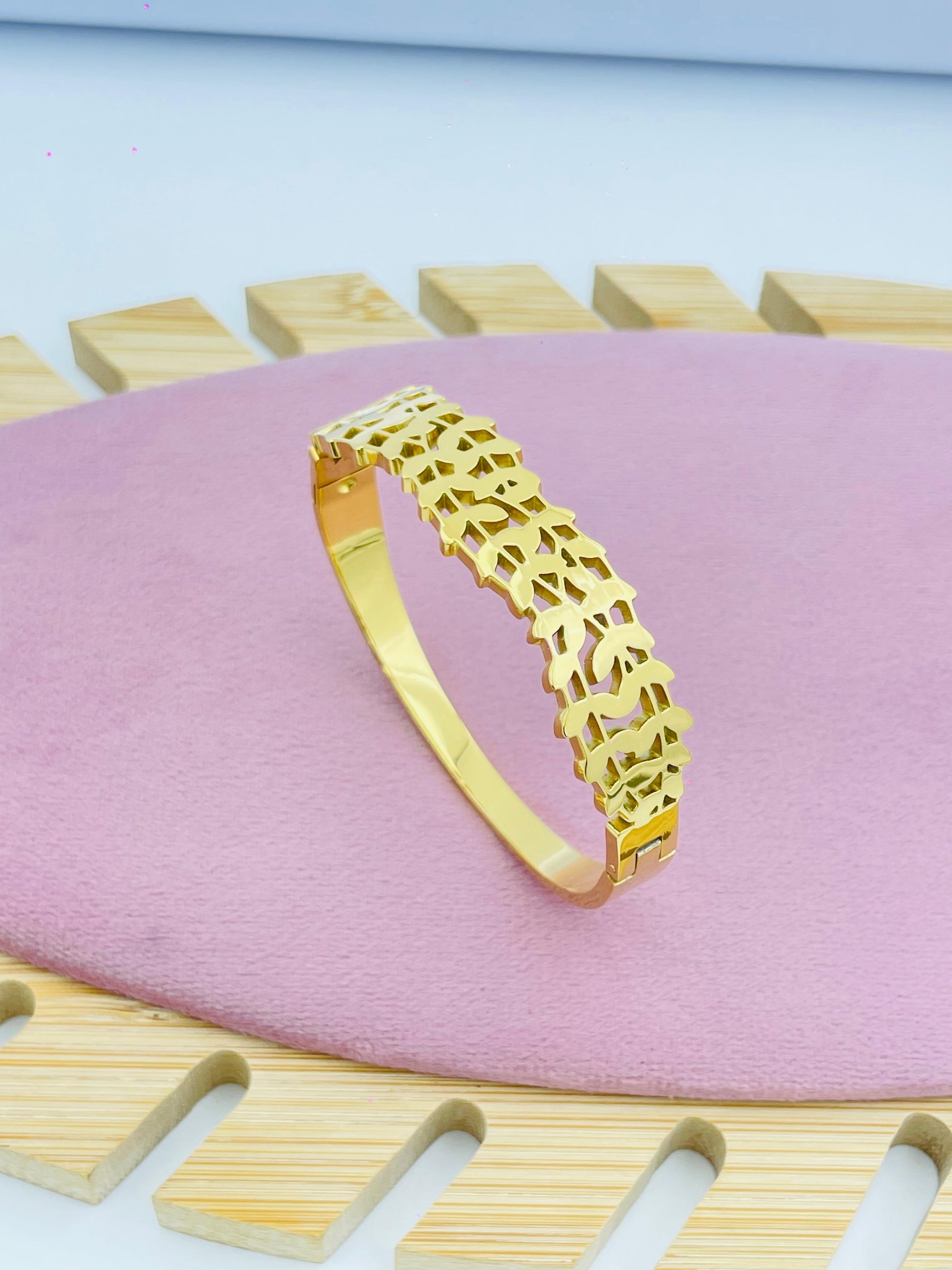 Intricate Pattern Bracelet with Chic Detailing