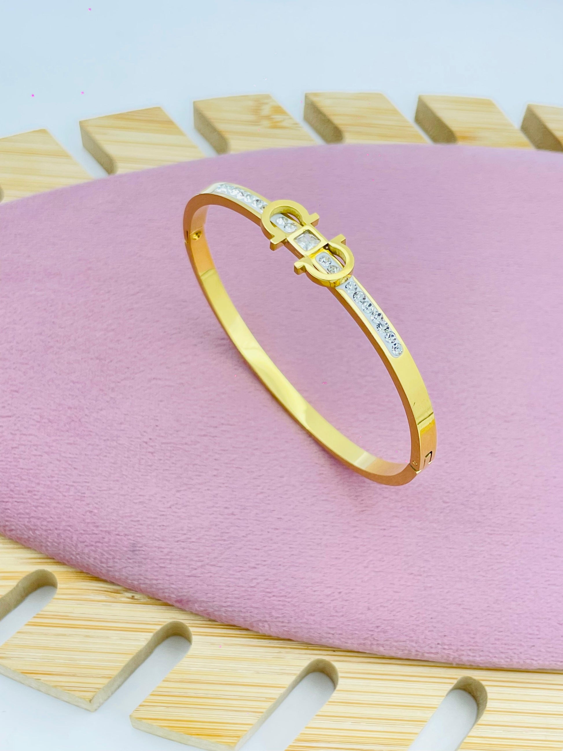 Chic Bracelet with Crystal Detailing and Unique Design