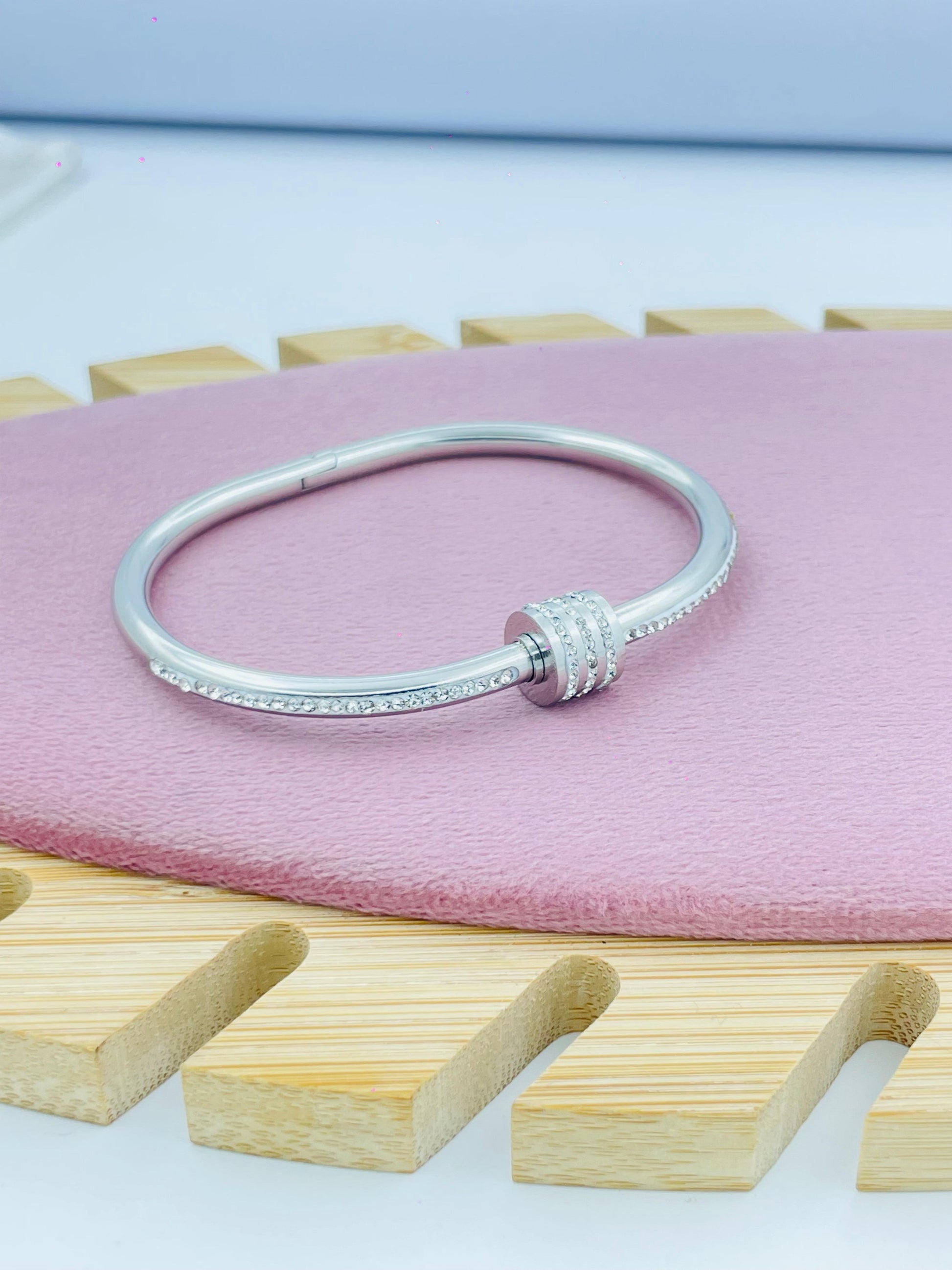 Elegant Silver Bracelet with Sparkling Detailing