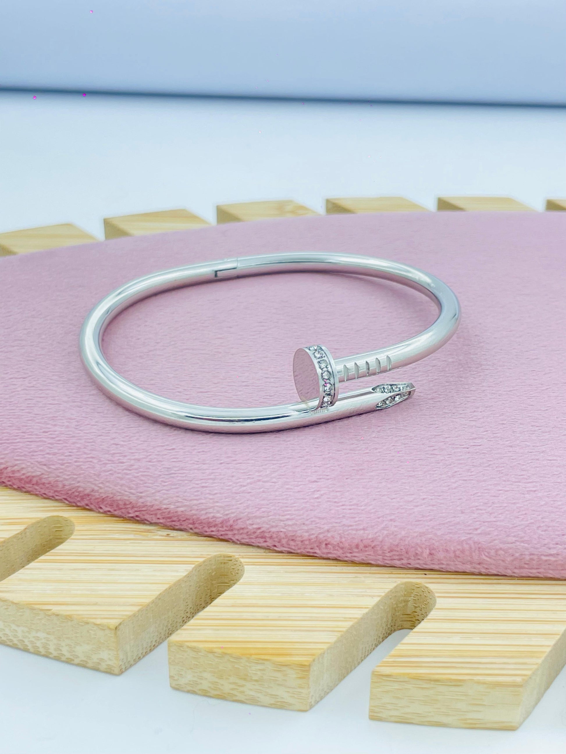 Stylish Silver Bracelet with Elegant Crystal Detail