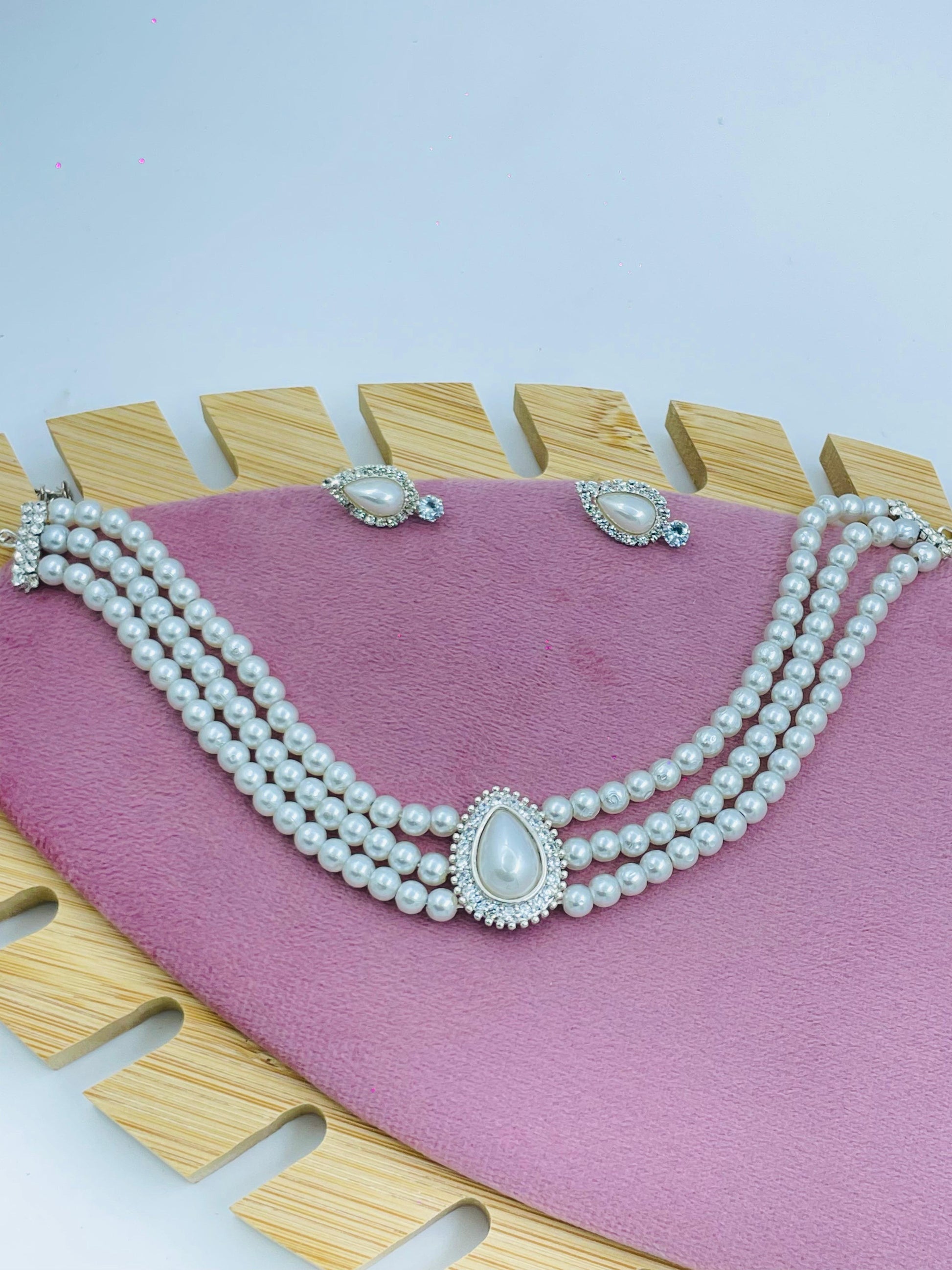 Elegant Pearl Choker Necklace Set with Teardrop Pendant