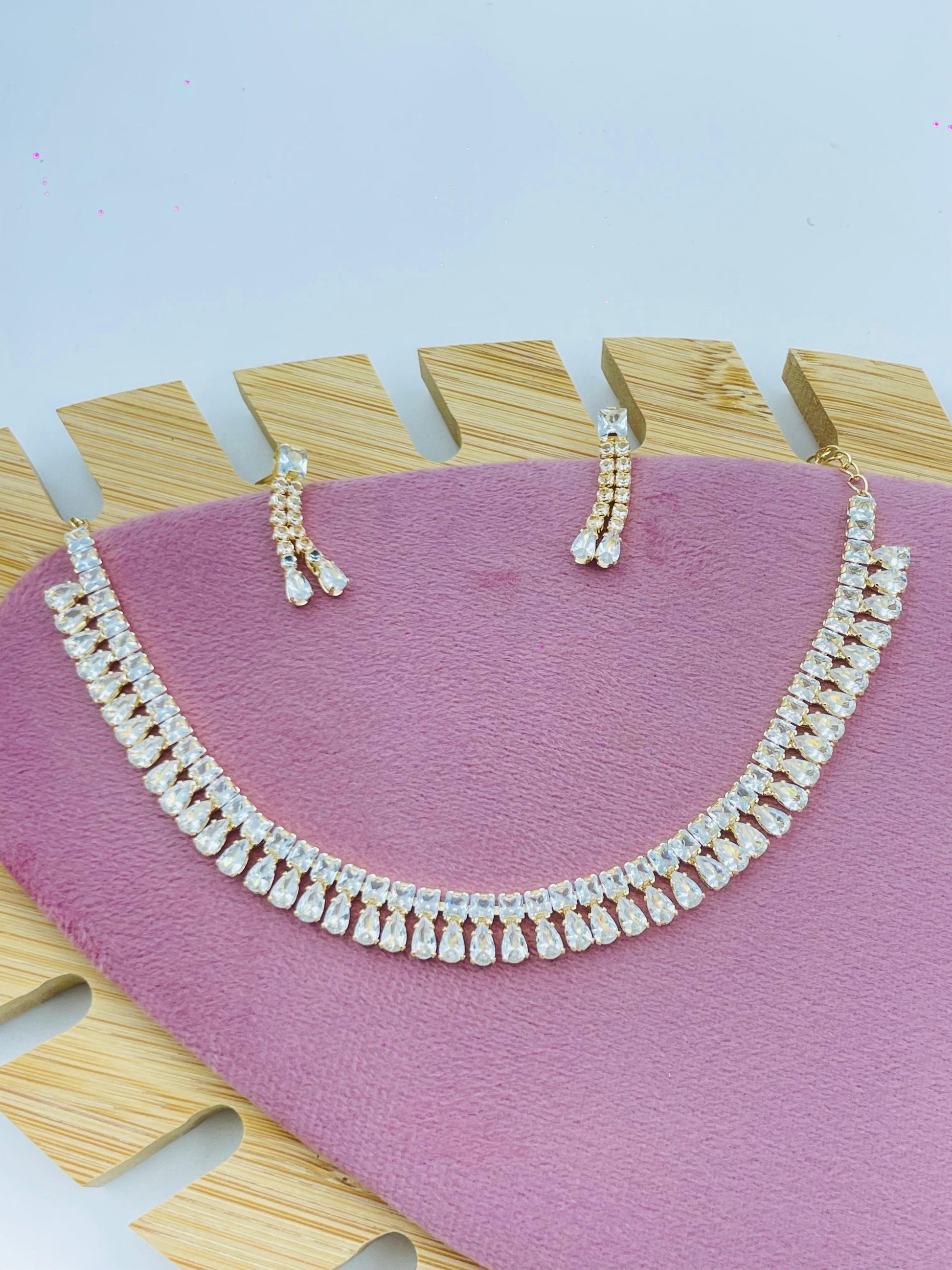 Golden Raindrop Elegance – Crystal Necklace Set for the Modern Muse