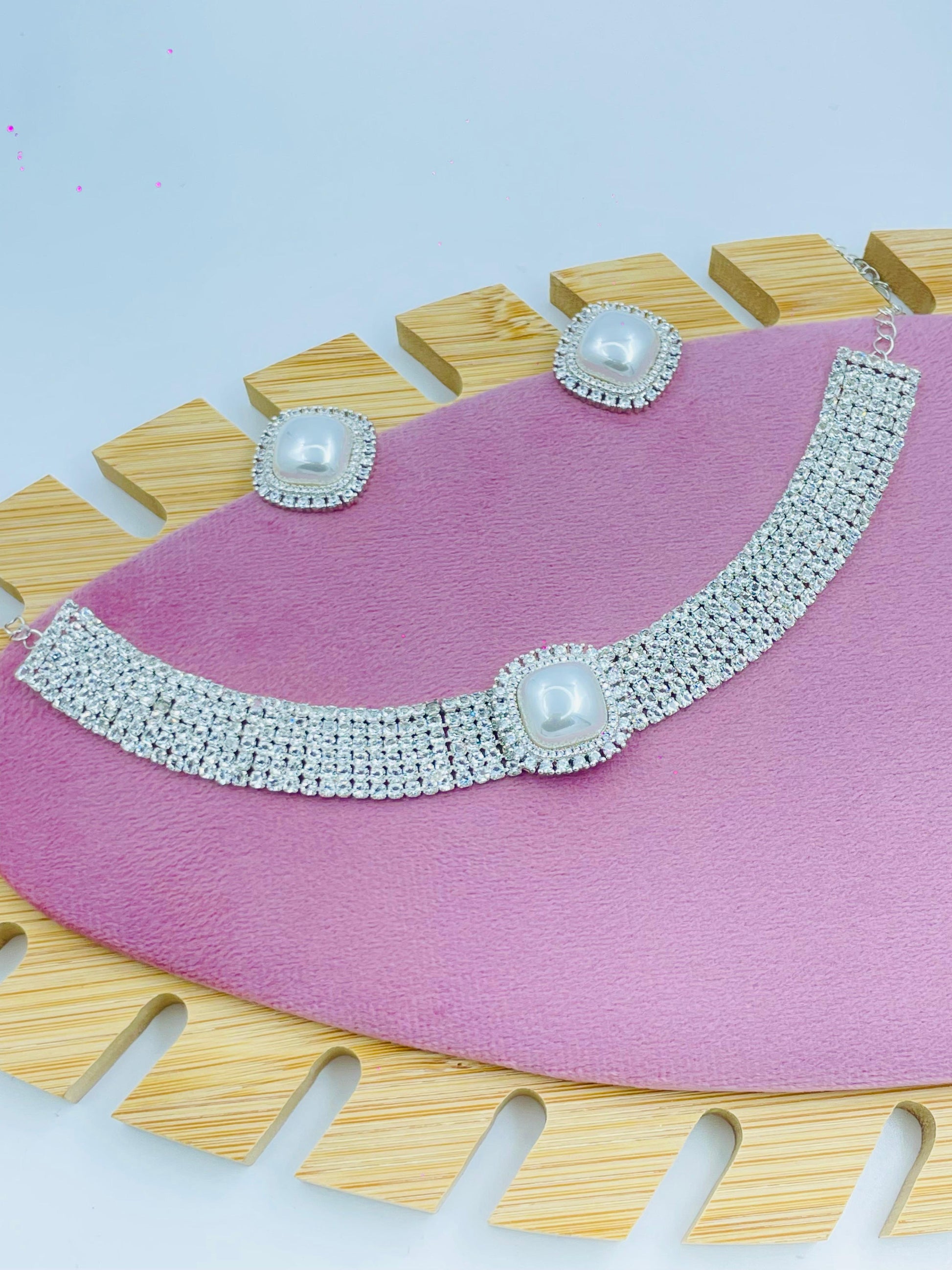 Queen’s Glow – Pearl Embellished Rhinestone Choker Set for Royal Radiance