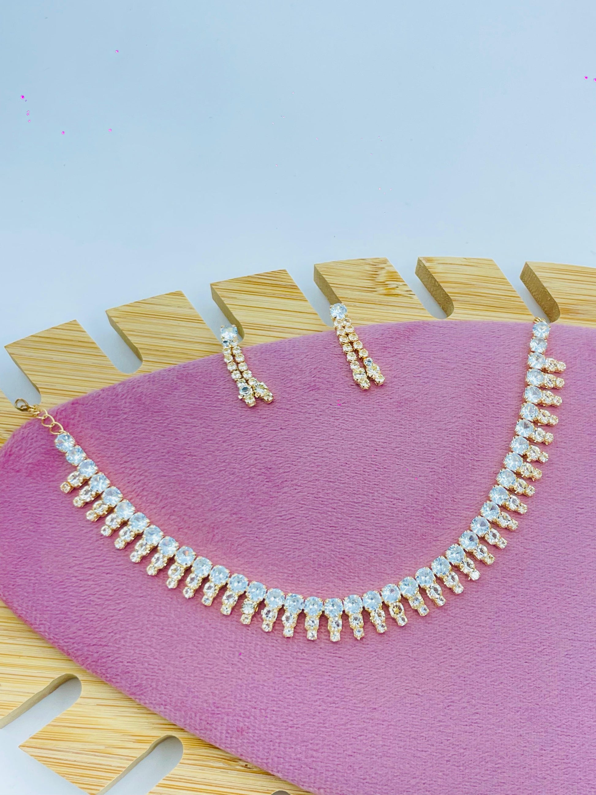 Aurora Drape – Golden Symphony Necklace Set for Dazzling Evenings
