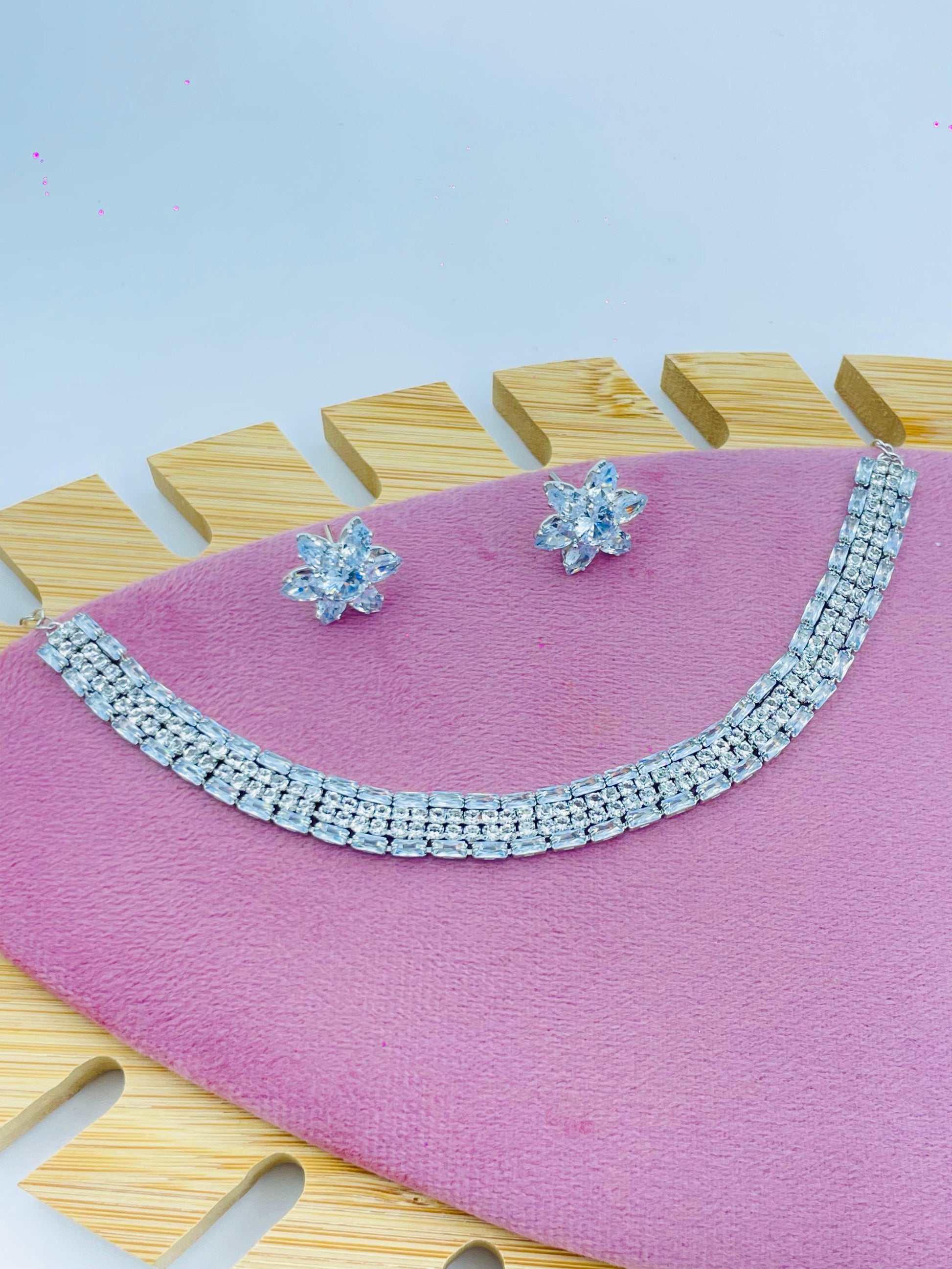 Elegant Silver Crystal Necklace and Floral Earrings Set – Timeless Sparkle
