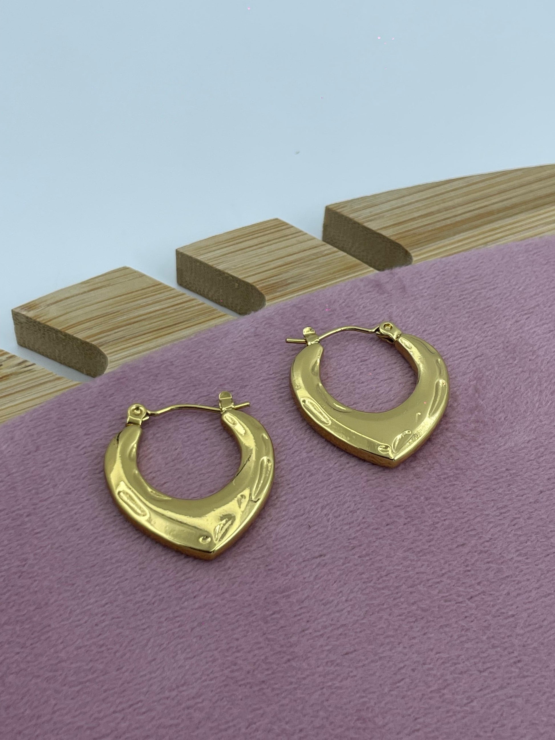 Bold Teardrop Gold Hoop Earrings – Sleek & Stylish
