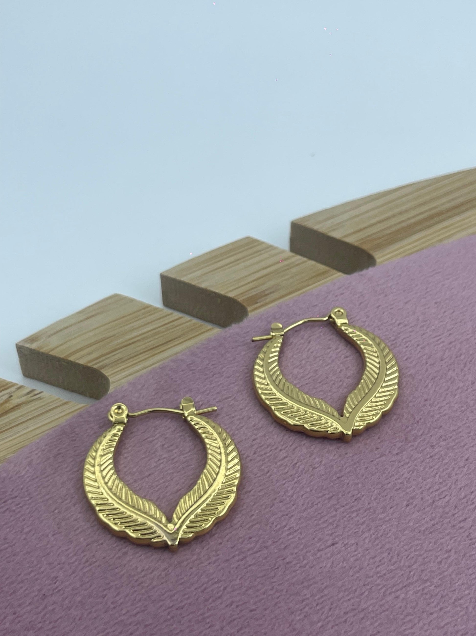 Elegant Feather Design Gold Hoop Earrings – Nature-Inspired Style