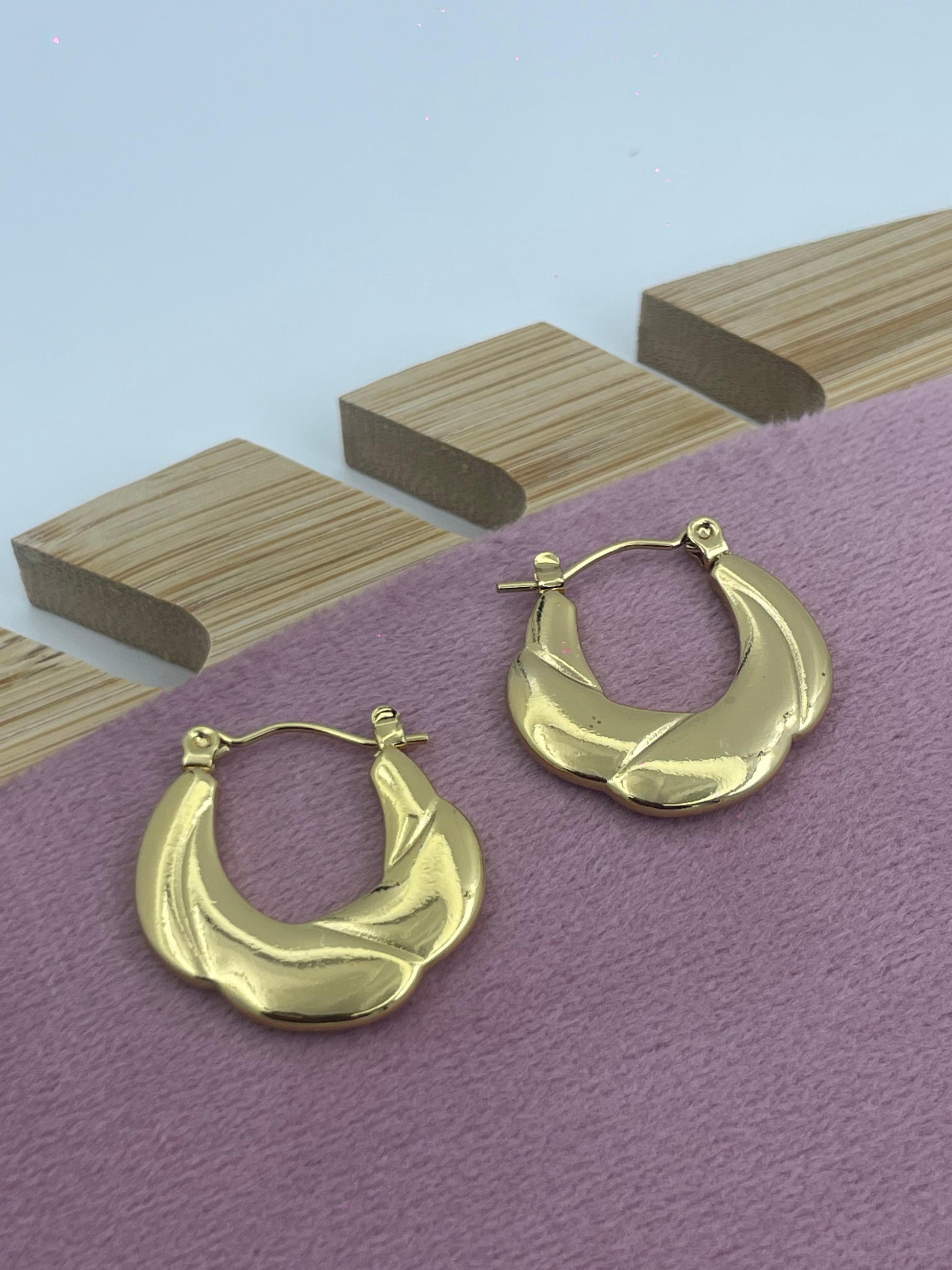 Chic Twisted Gold Hoop Earrings – Modern Elegance Redefined