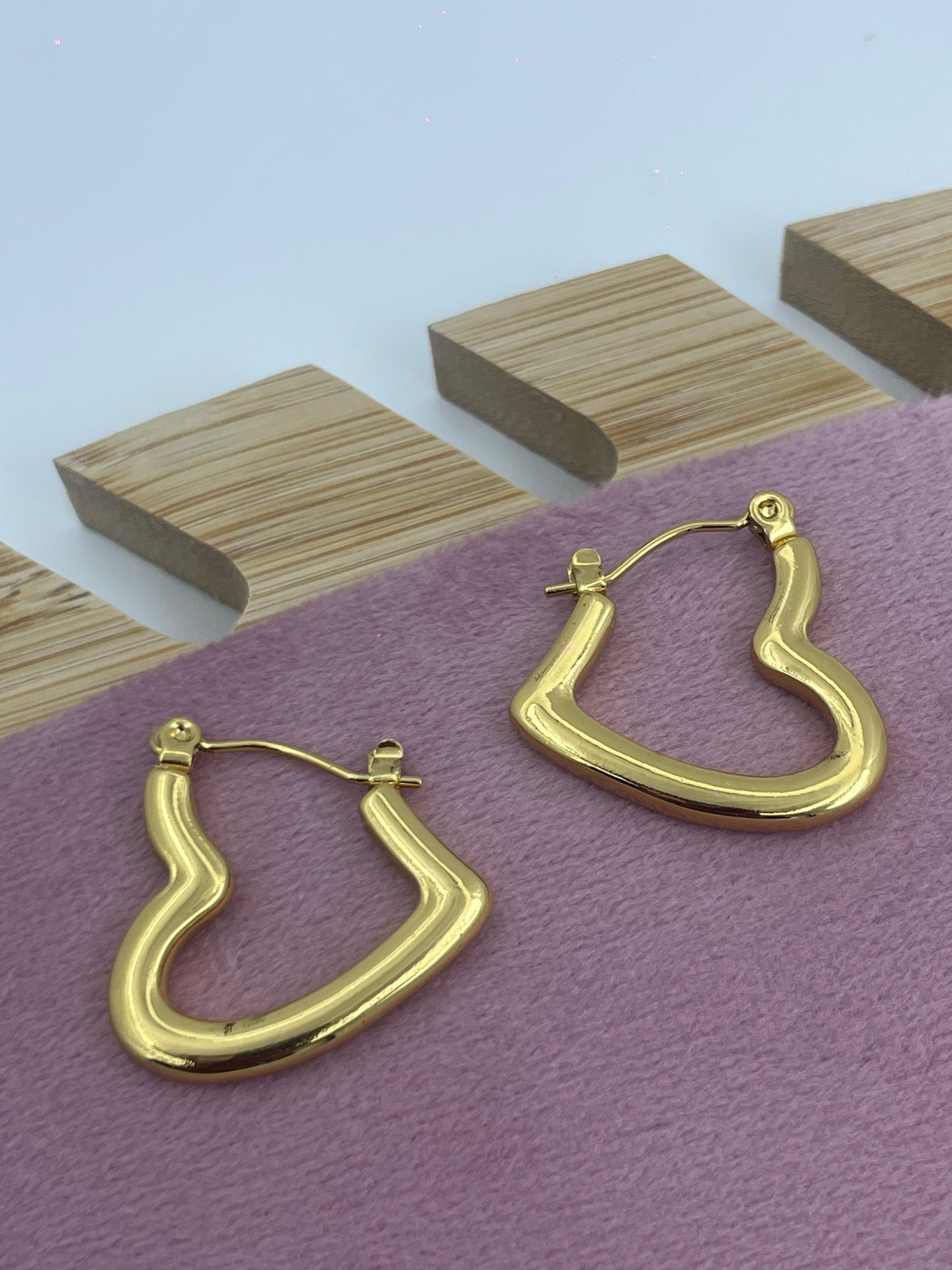 Abstract Wavy Gold Hoop Earrings – Modern Sculptural Jewelry