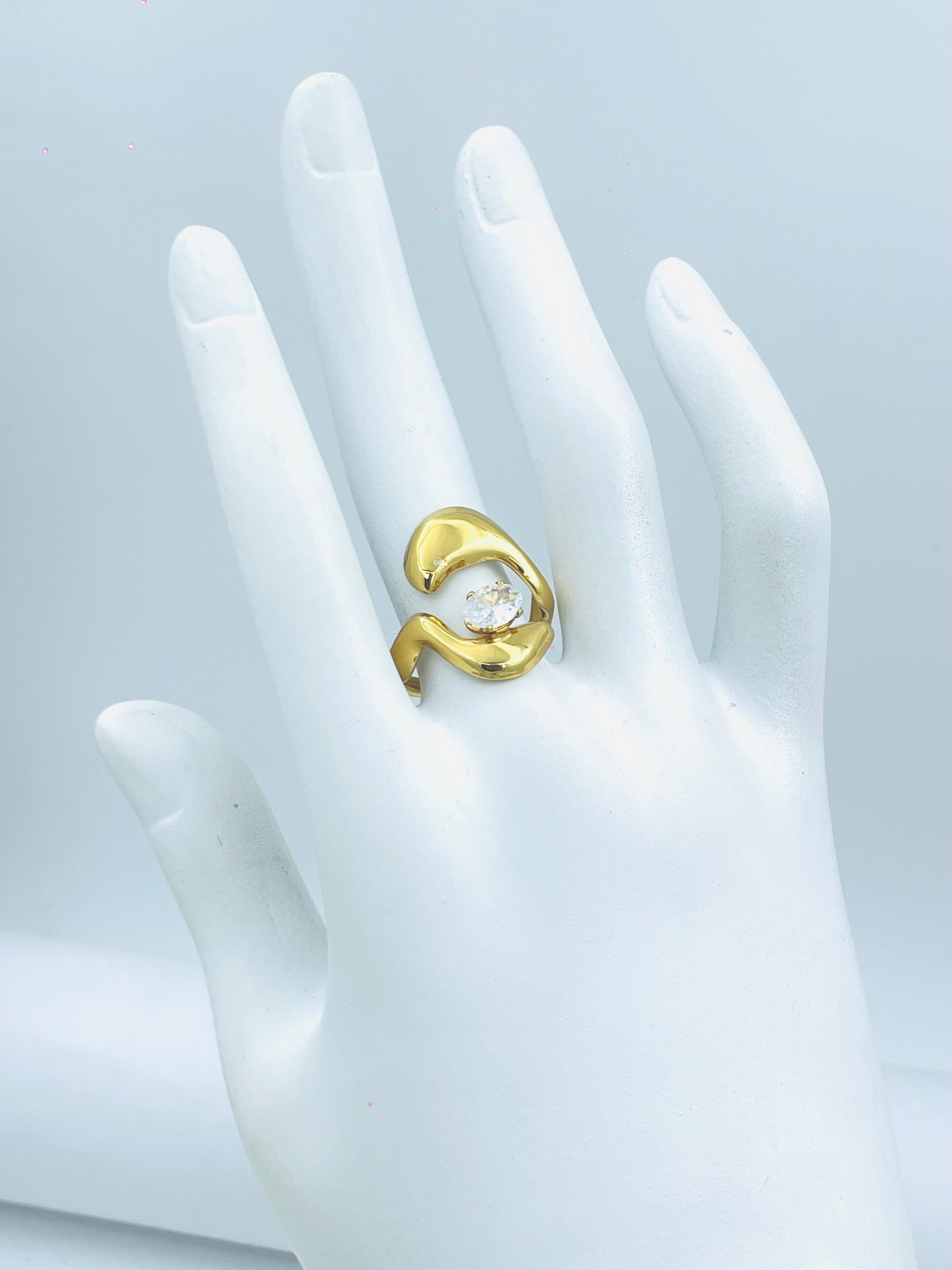 Elegant Gold Twist Ring with Clear Gemstone