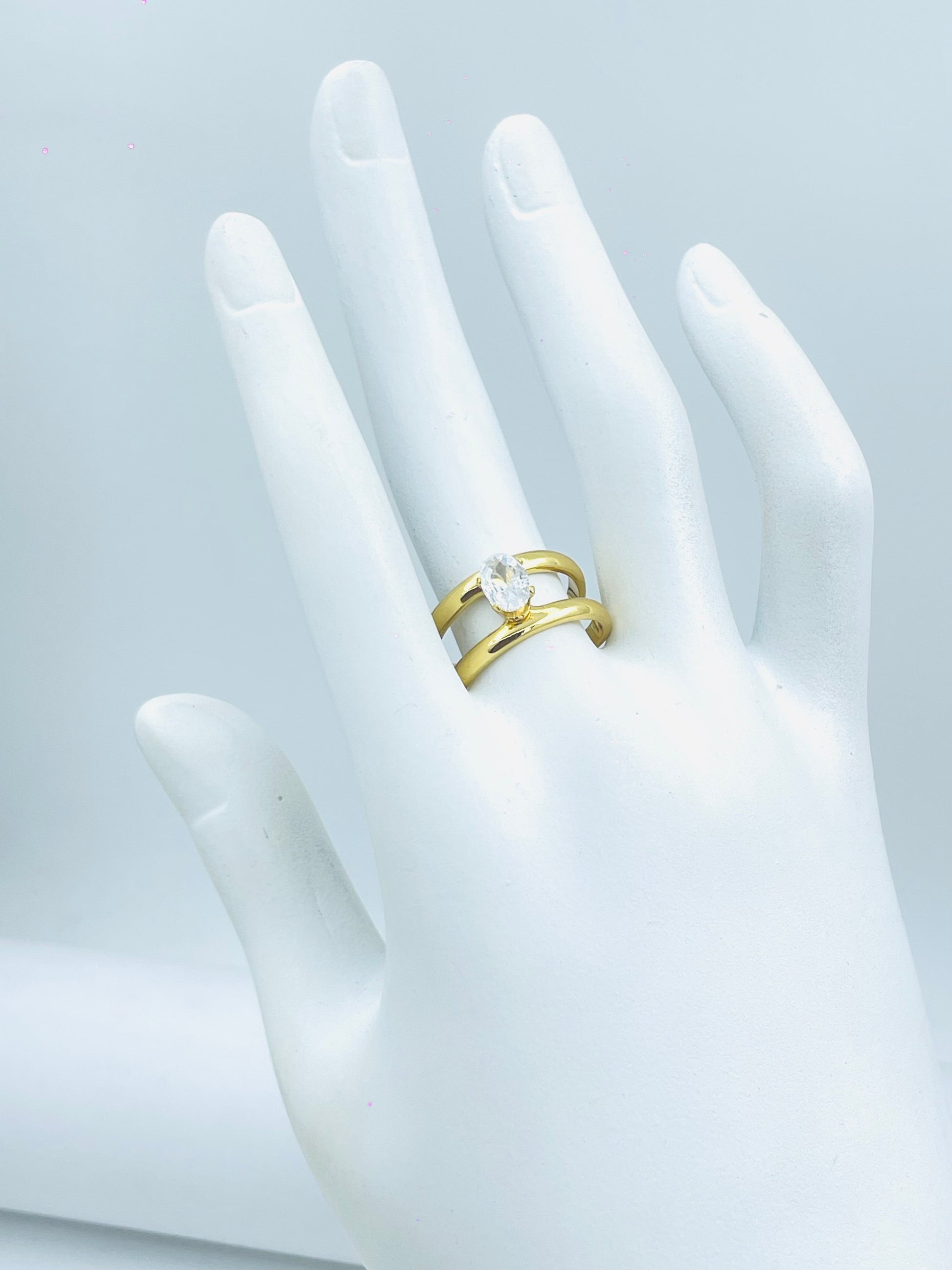 Elegant Gold Engagement Ring Set with Solitaire