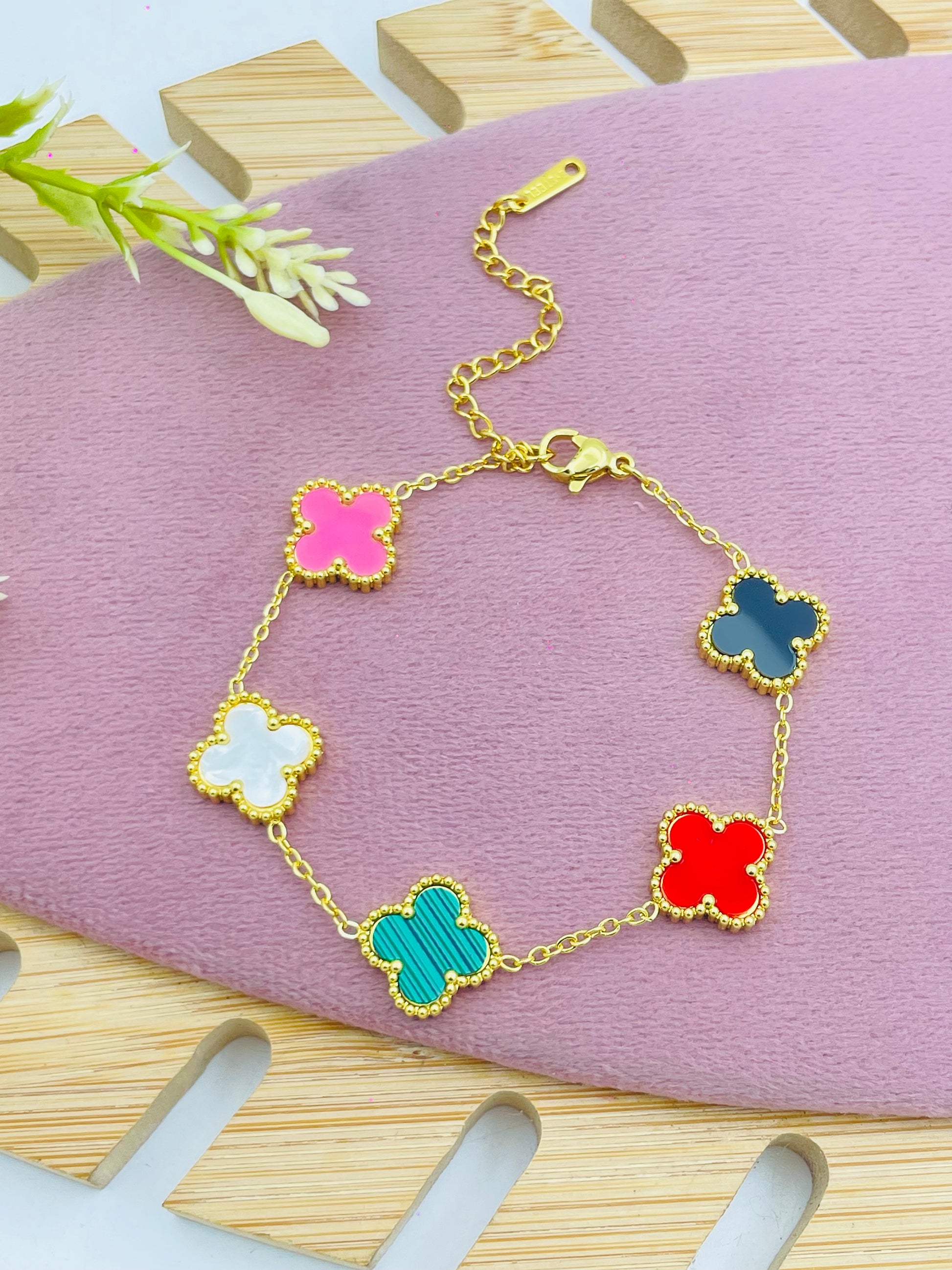 Elegant Multicolor Clover Charm Bracelet – Gold Plated Fashion Jewelry