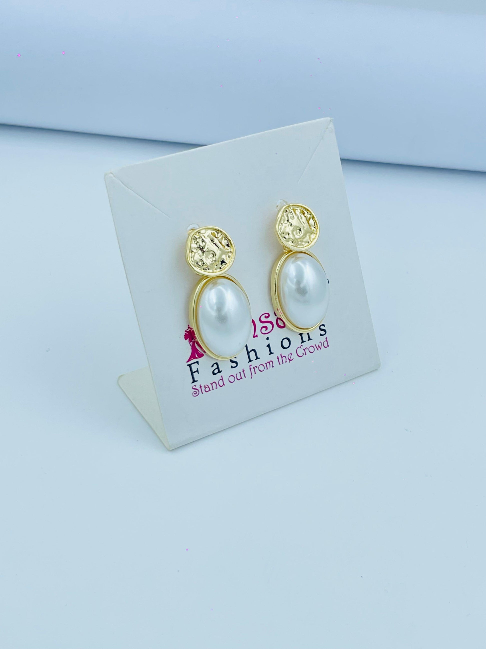 Gold Textured & Pearl Oval Stud Earrings – Timeless Elegance
