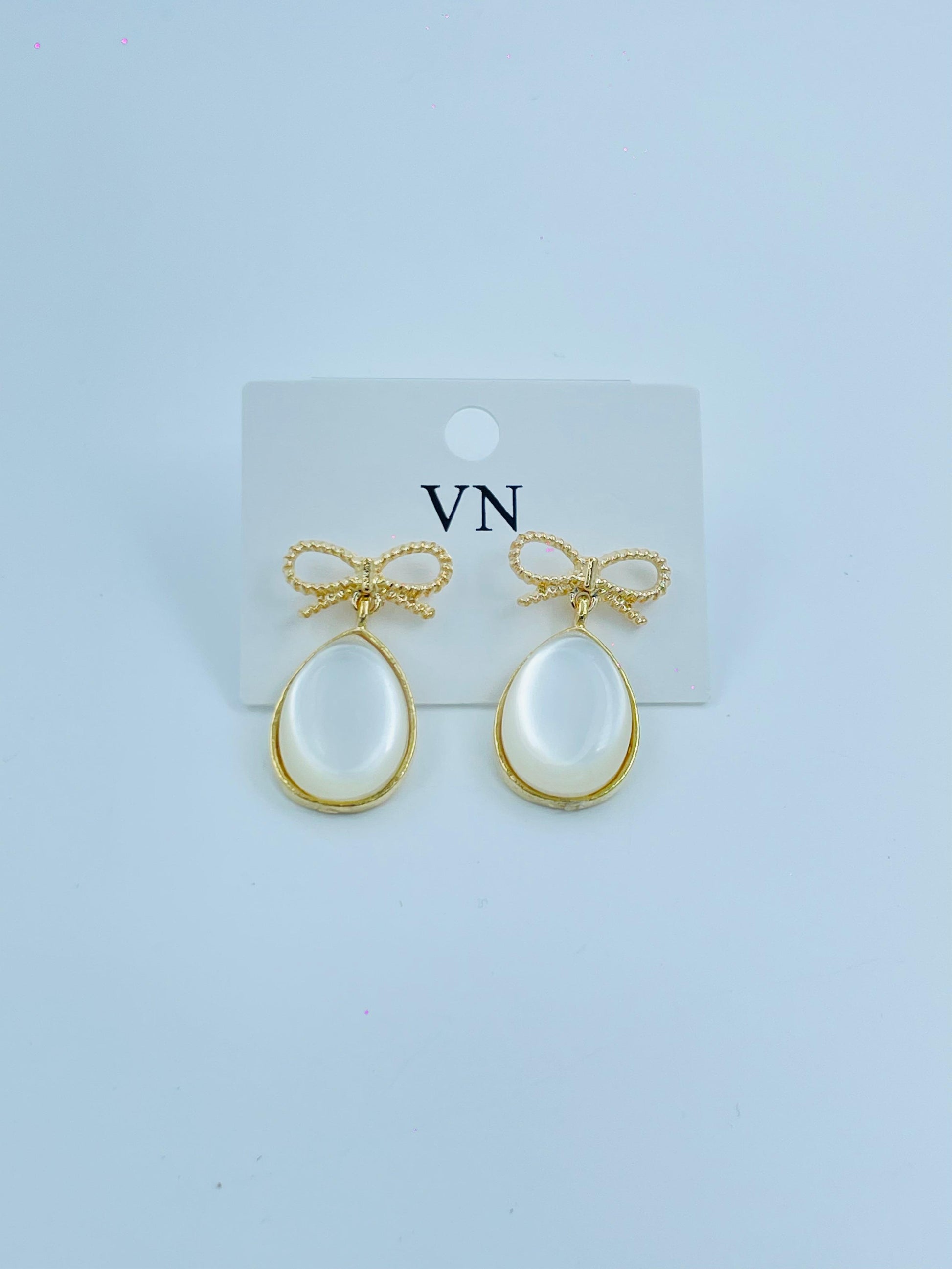 Chic Gold Bow Teardrop Earrings – Elegant Pearl-Inspired Design