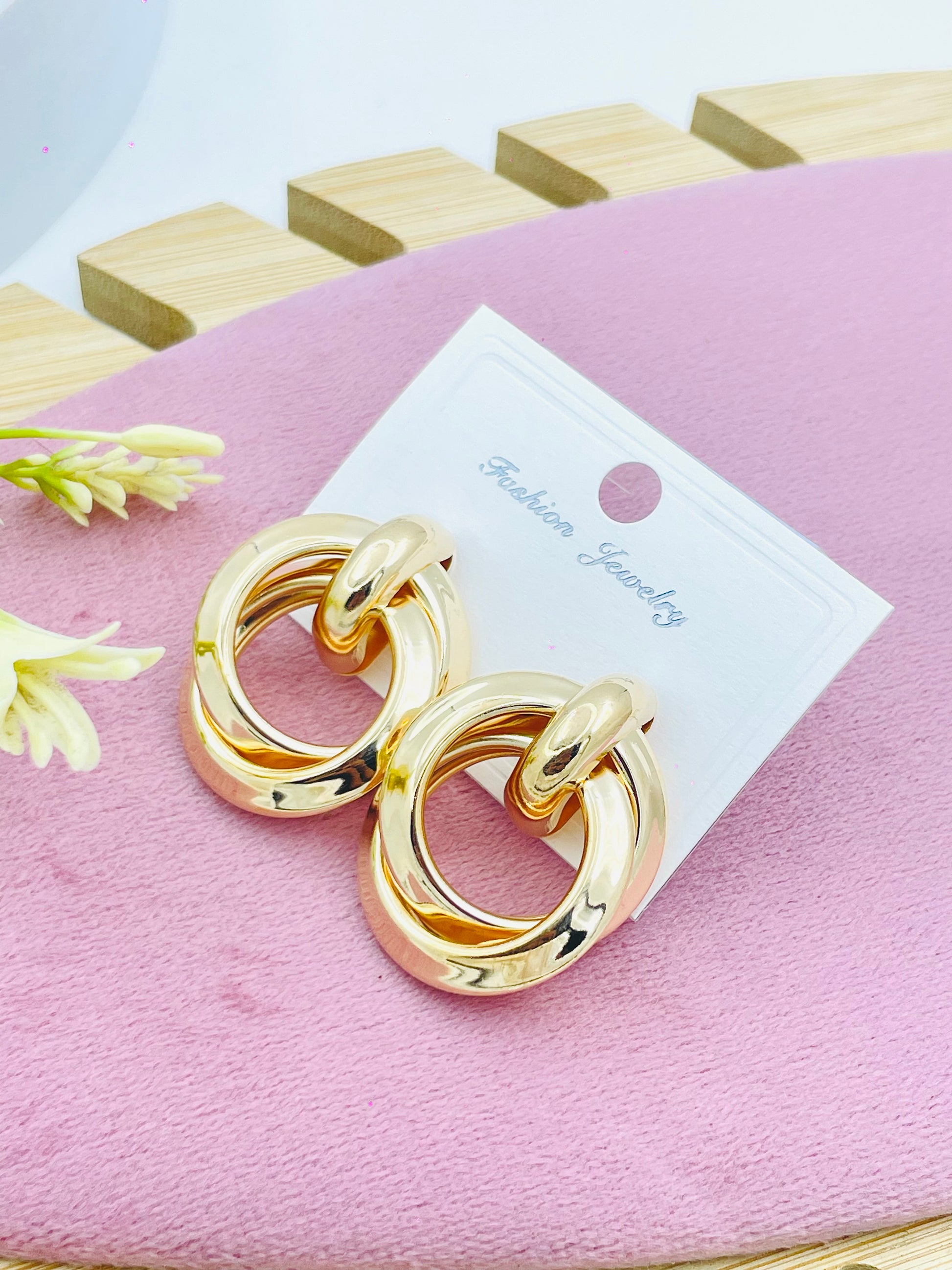 Stylish Gold Tone Interlocking Circle Earrings