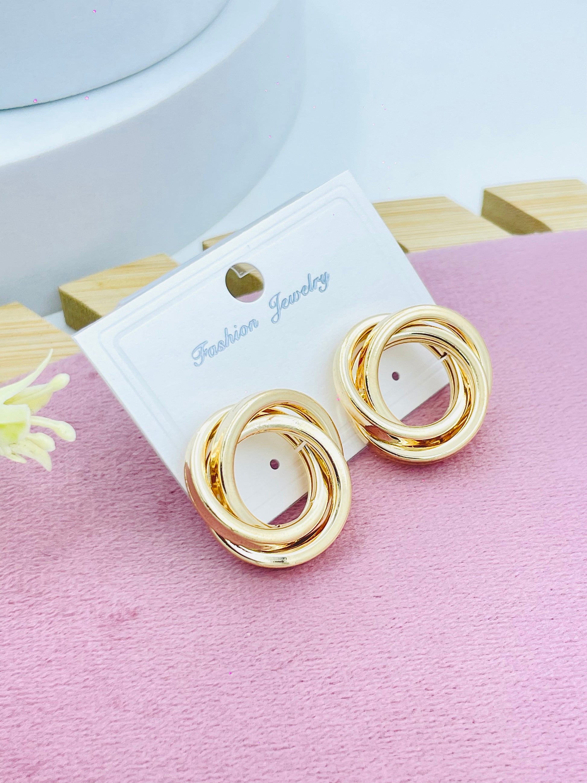 Stylish Gold Interlocking Circle Earrings  Fashion Jewelry