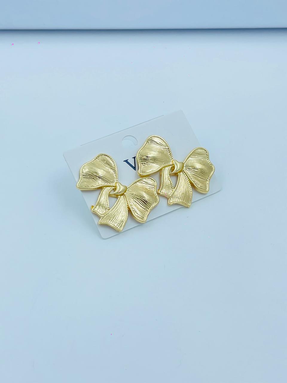 Chic Gold Bow Earrings – Elegant and Timeless Design